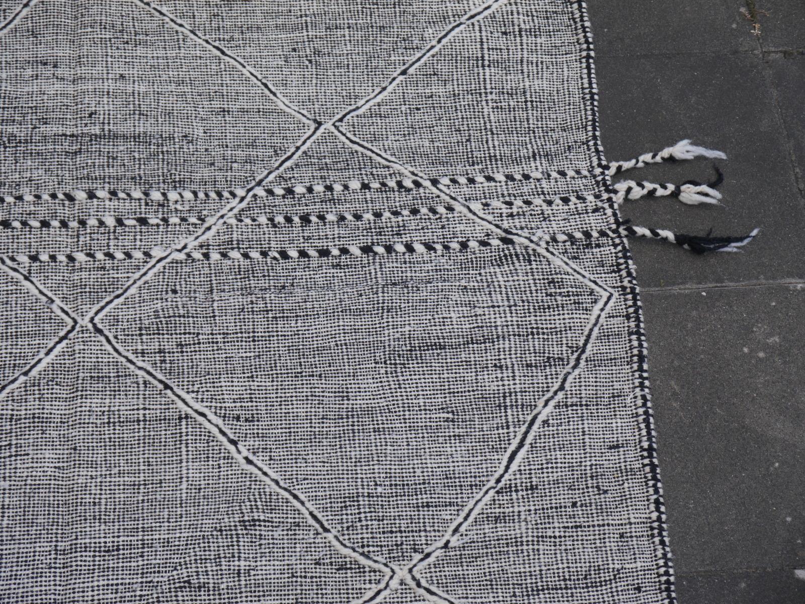 Marokkanischer Flachgewebter Teppich aus schwarzer und weißer Wolle mit Diamanten im Djohari-Design im Angebot 10
