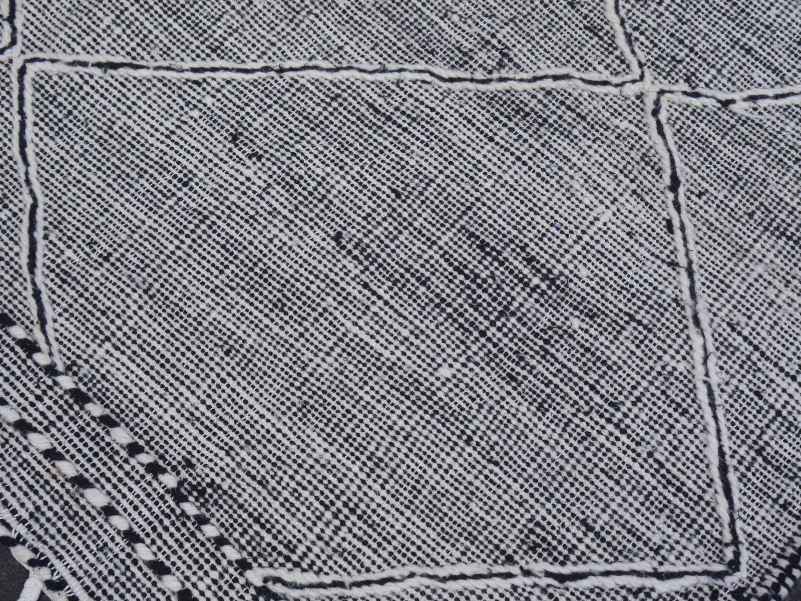 Ein großer, zimmergroßer Kilim-Teppich mit geometrischem Muster, handgewebt in Marokko. Es wird aus feiner Wolle hergestellt - handgesponnen, handgefärbt und von Meisterwebern flach gewebt. Dieser Kilim-Teppich ist sehr dekorativ und hat eine