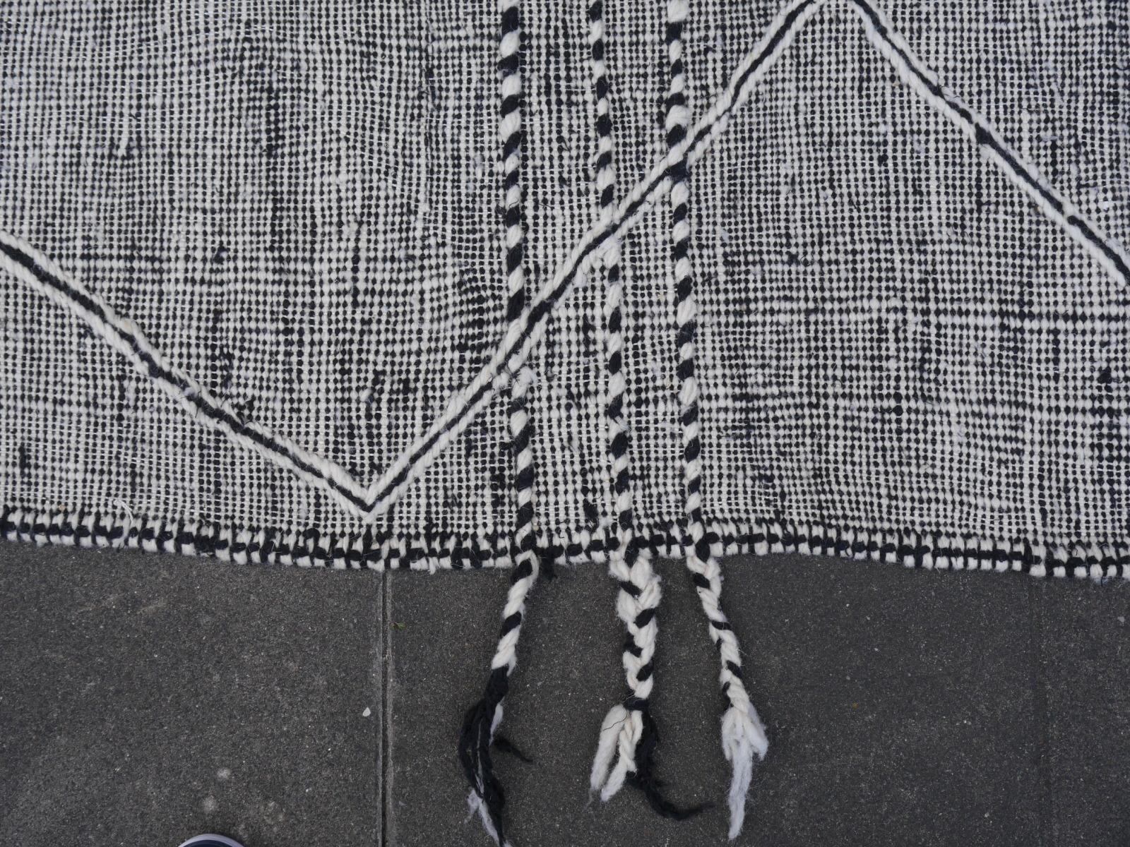 Marokkanischer Flachgewebter Teppich aus schwarzer und weißer Wolle mit Diamanten im Djohari-Design (Handgewebt) im Angebot