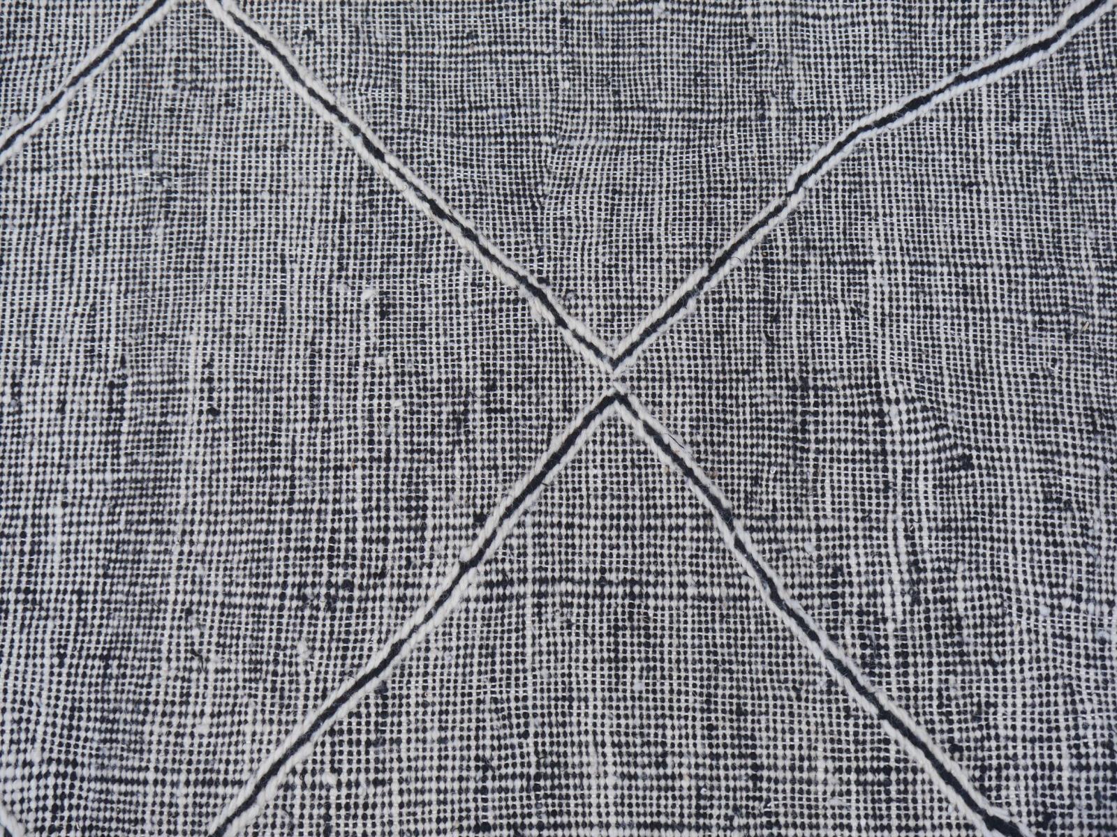 Marokkanischer Flachgewebter Teppich aus schwarzer und weißer Wolle mit Diamanten im Djohari-Design im Zustand „Hervorragend“ im Angebot in Lohr, Bavaria, DE