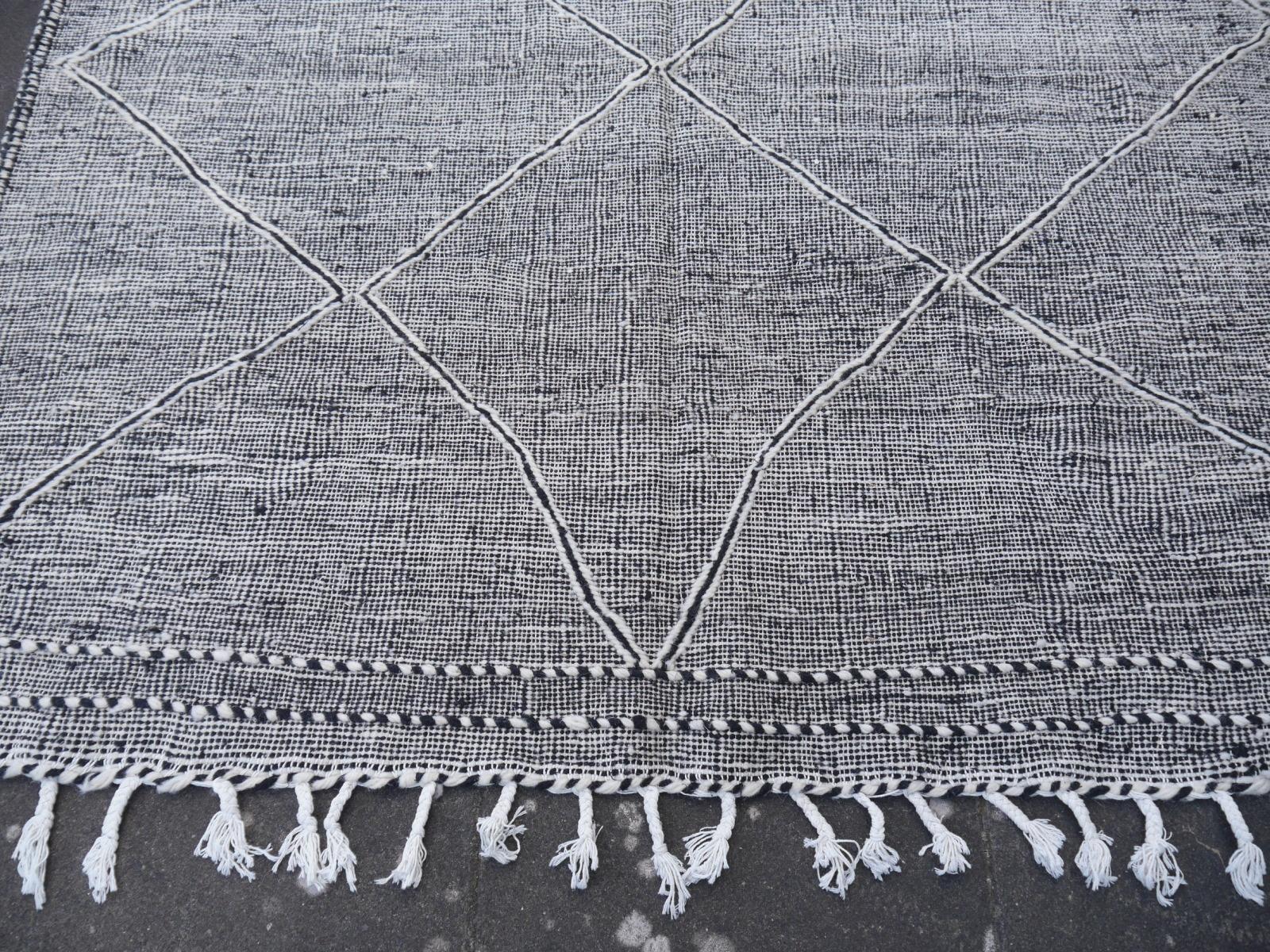 Marokkanischer Flachgewebter Teppich aus schwarzer und weißer Wolle mit Diamanten im Djohari-Design im Angebot 1