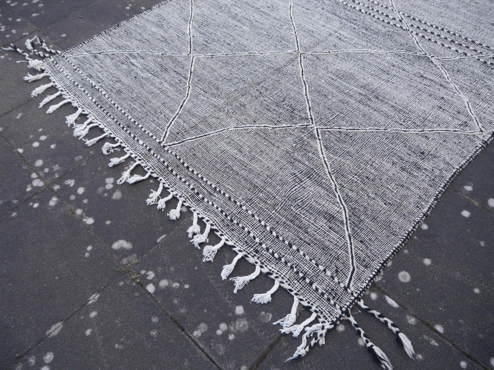 Marokkanischer Flachgewebter Teppich aus schwarzer und weißer Wolle mit Diamanten im Djohari-Design im Angebot 2