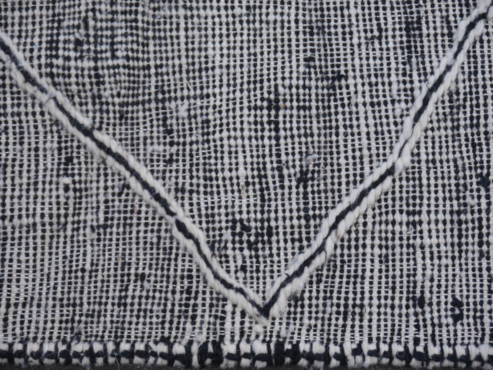 Marokkanischer Flachgewebter Teppich aus schwarzer und weißer Wolle mit Diamanten im Djohari-Design im Angebot 3