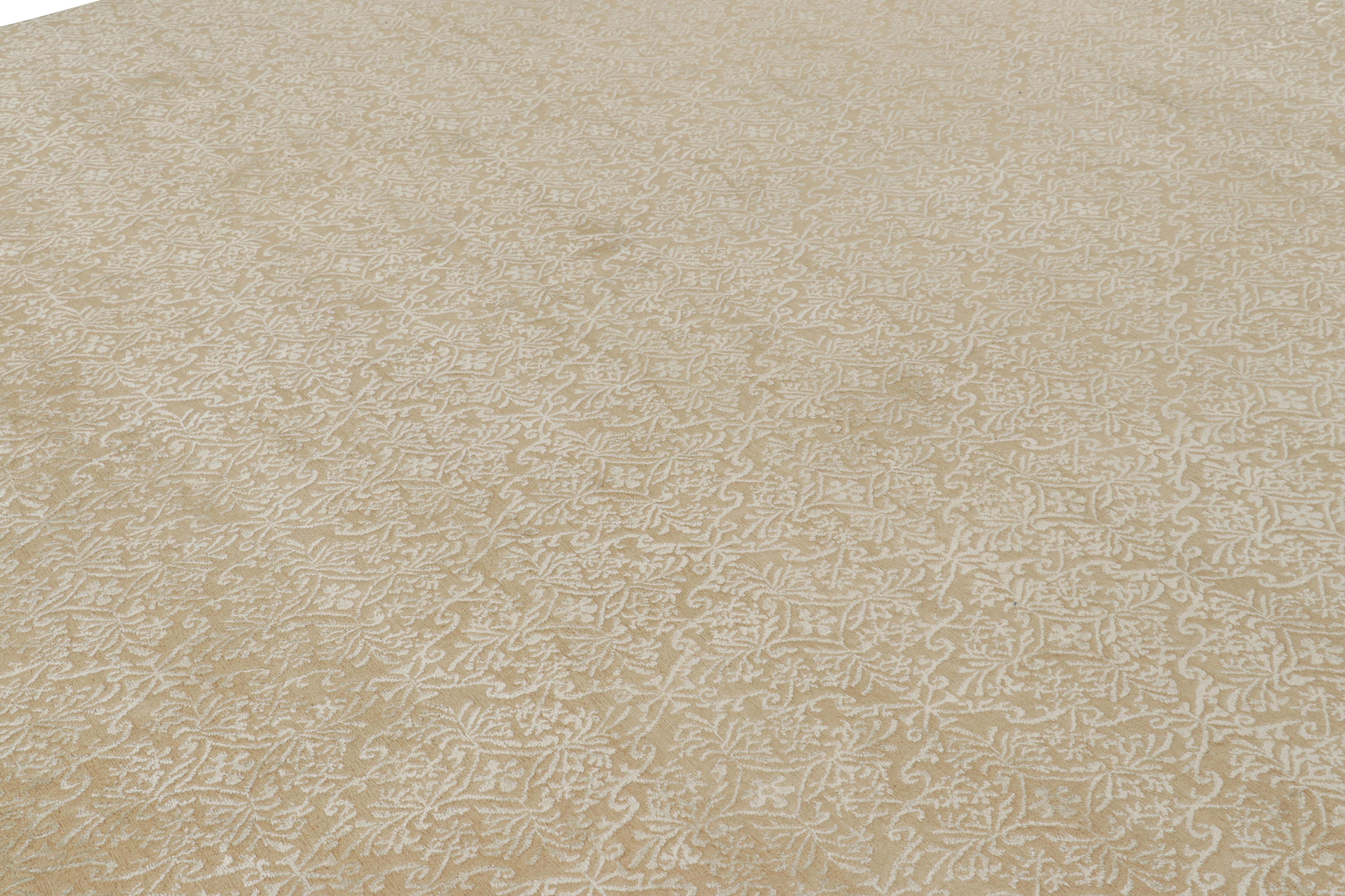 Ce tapis contemporain 12x16 est un nouvel ajout luxueux à la collection de tapis européens de la salle d'exposition de Rug & Kilim à New York. Réalisée dans la plus grande qualité népalaise avec de la laine et de la soie naturelles nouées à la main,