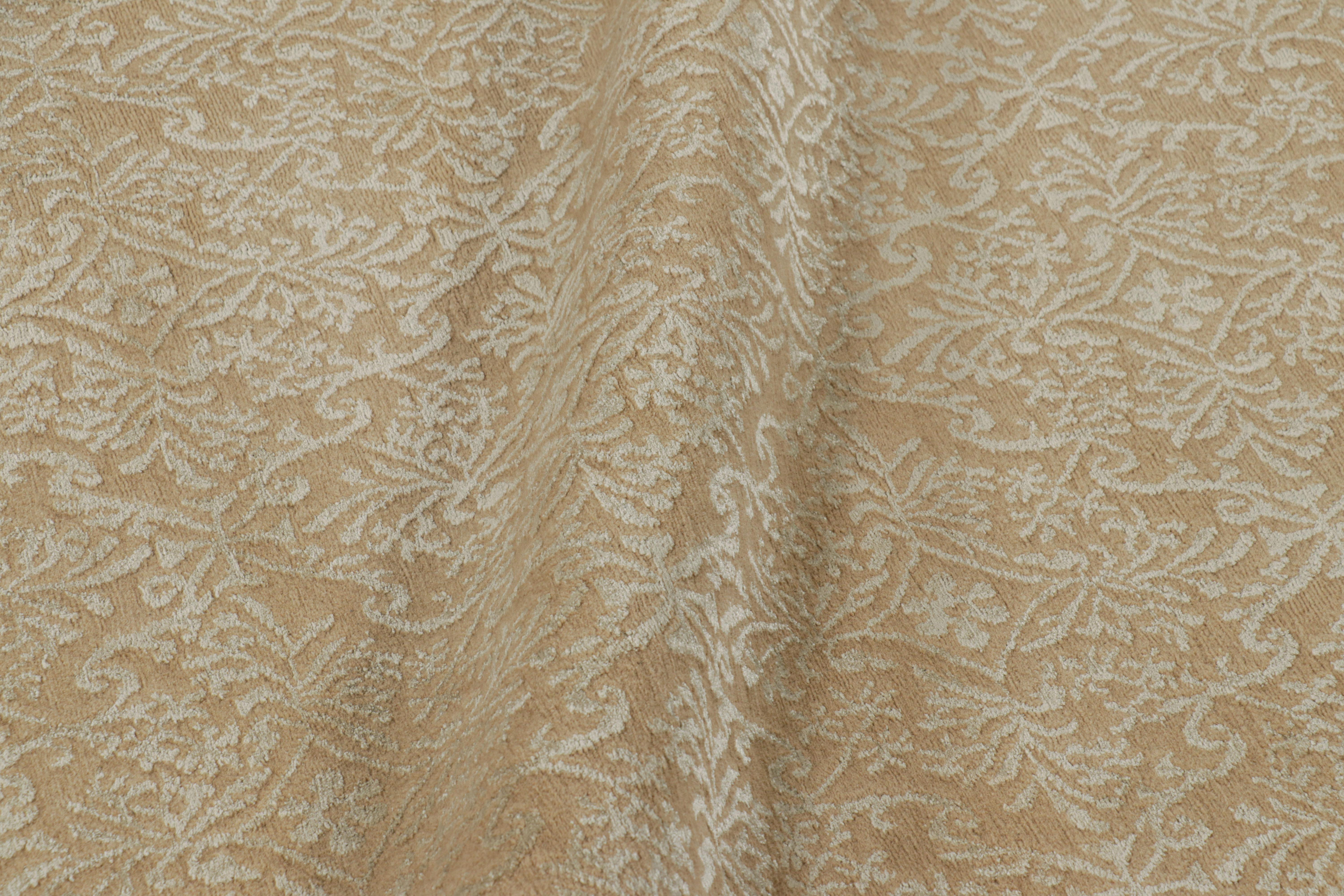 Moderne Rug & Kilim Tapis européen surdimensionné en beige-brun avec fleurs Cordoba en vente