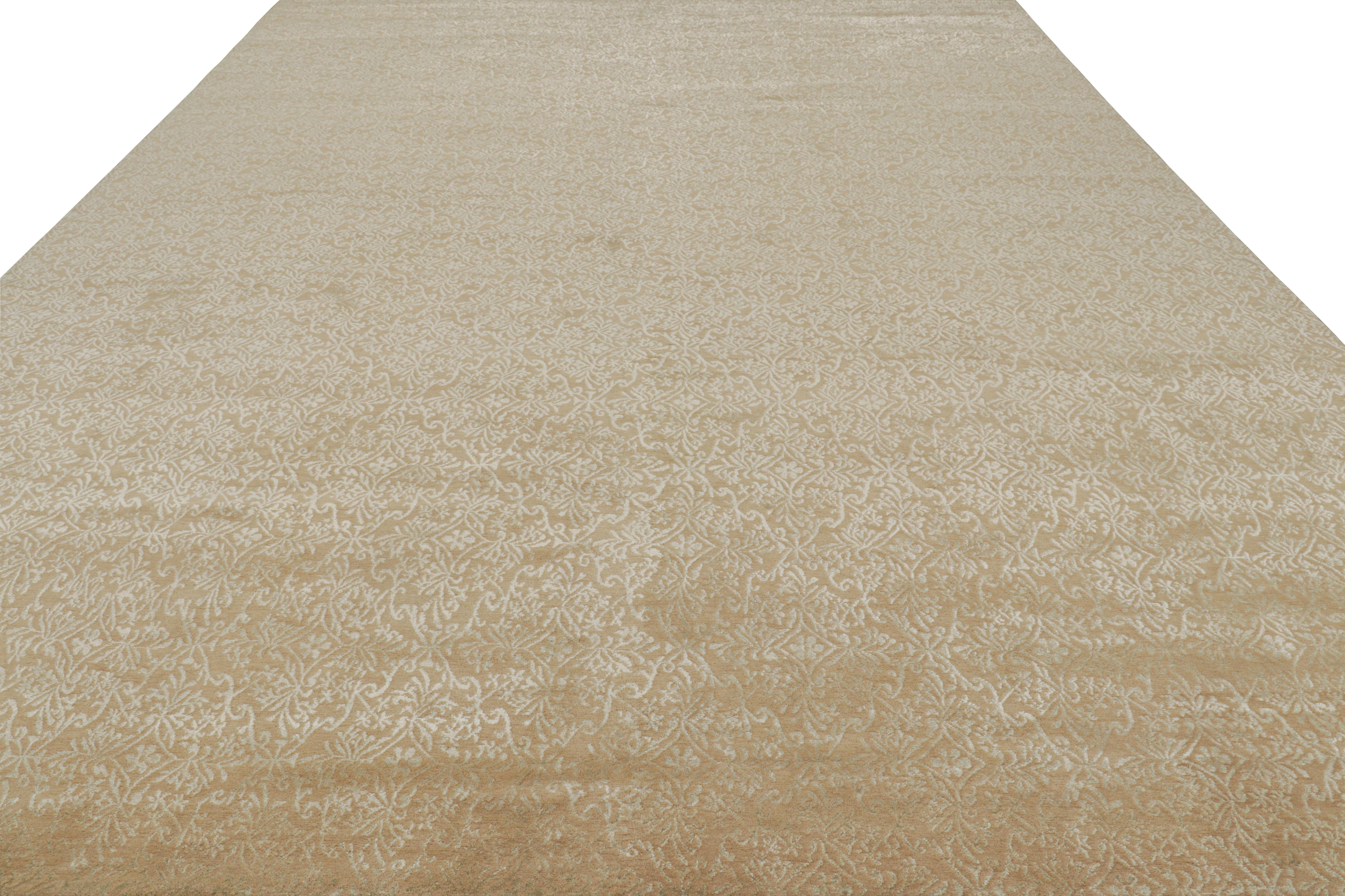Indien Rug & Kilim Tapis européen surdimensionné en beige-brun avec fleurs Cordoba en vente