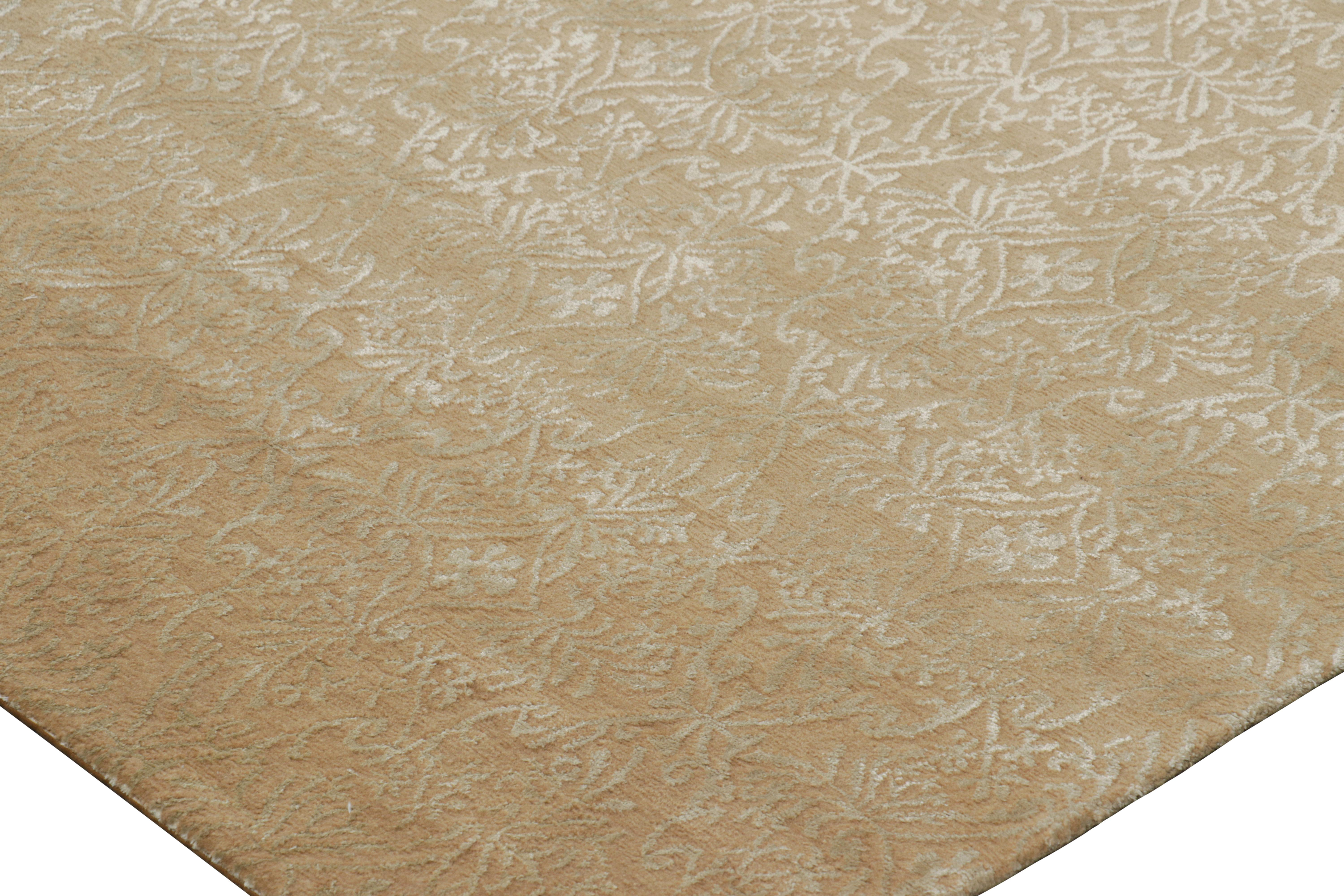 Rug & Kilim Tapis européen surdimensionné en beige-brun avec fleurs Cordoba Neuf - En vente à Long Island City, NY