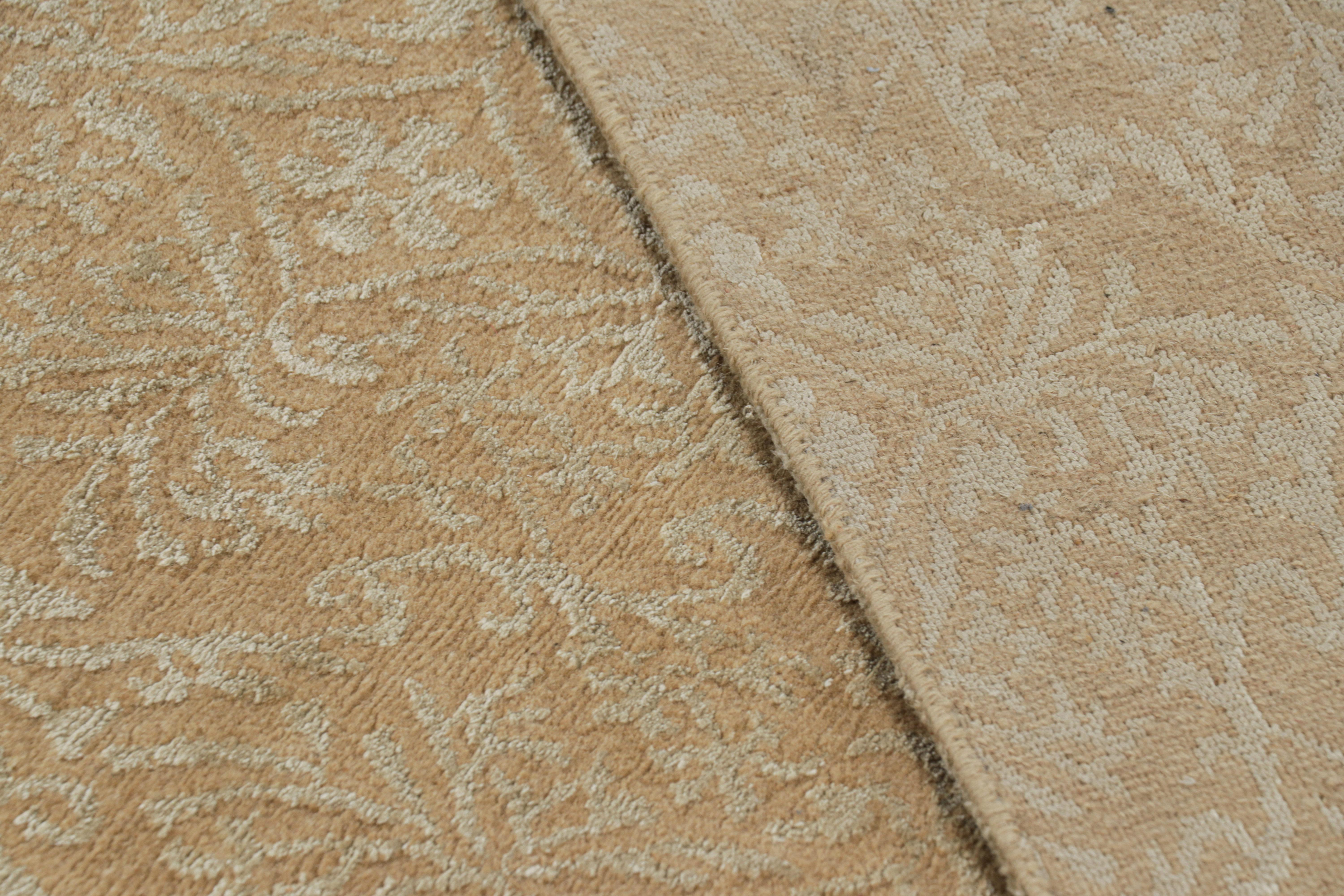 XXIe siècle et contemporain Rug & Kilim Tapis européen surdimensionné en beige-brun avec fleurs Cordoba en vente