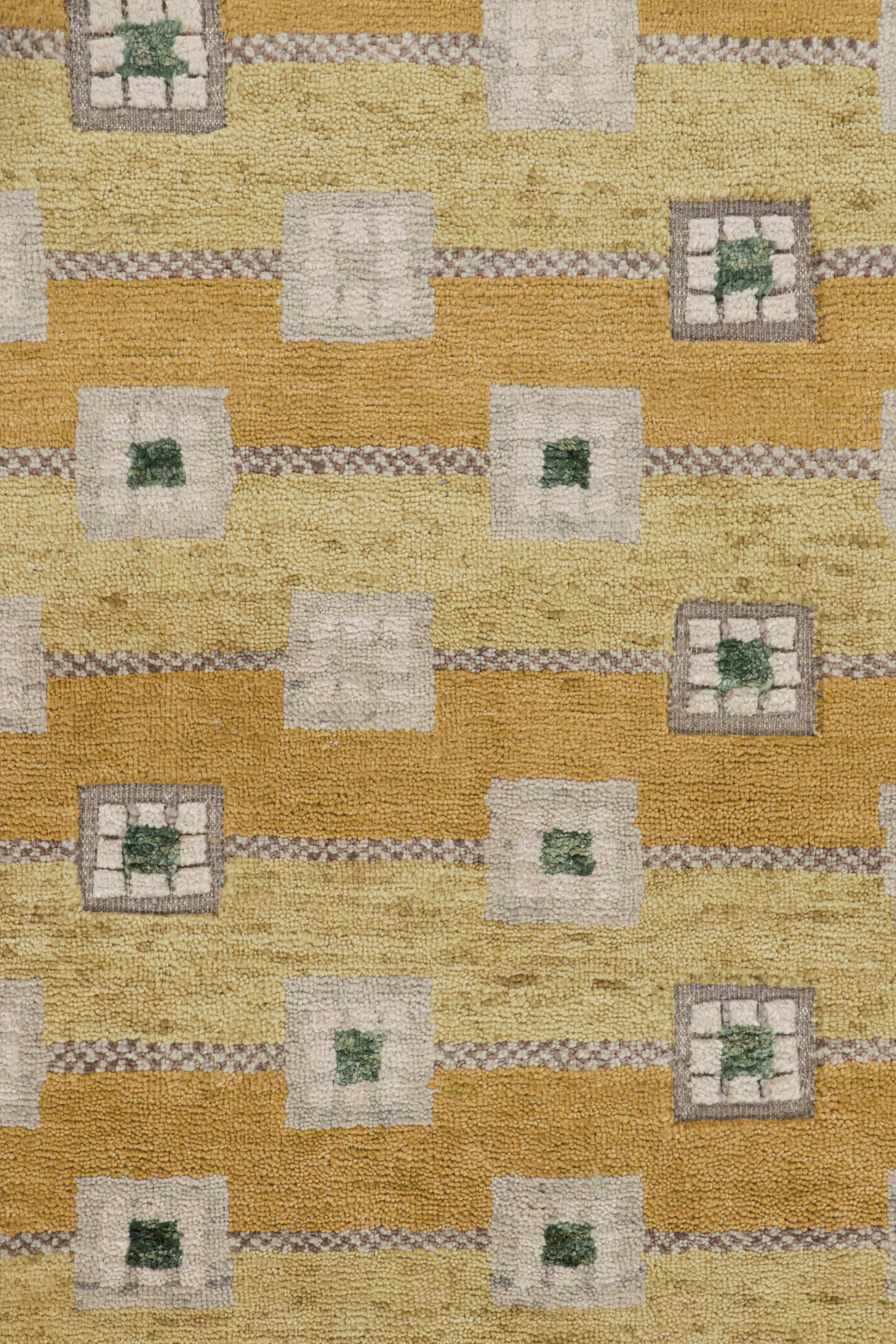 Rug & Kilim Teppich im skandinavischen Stil in Gold mit grauen geometrischen Mustern (Moderne) im Angebot