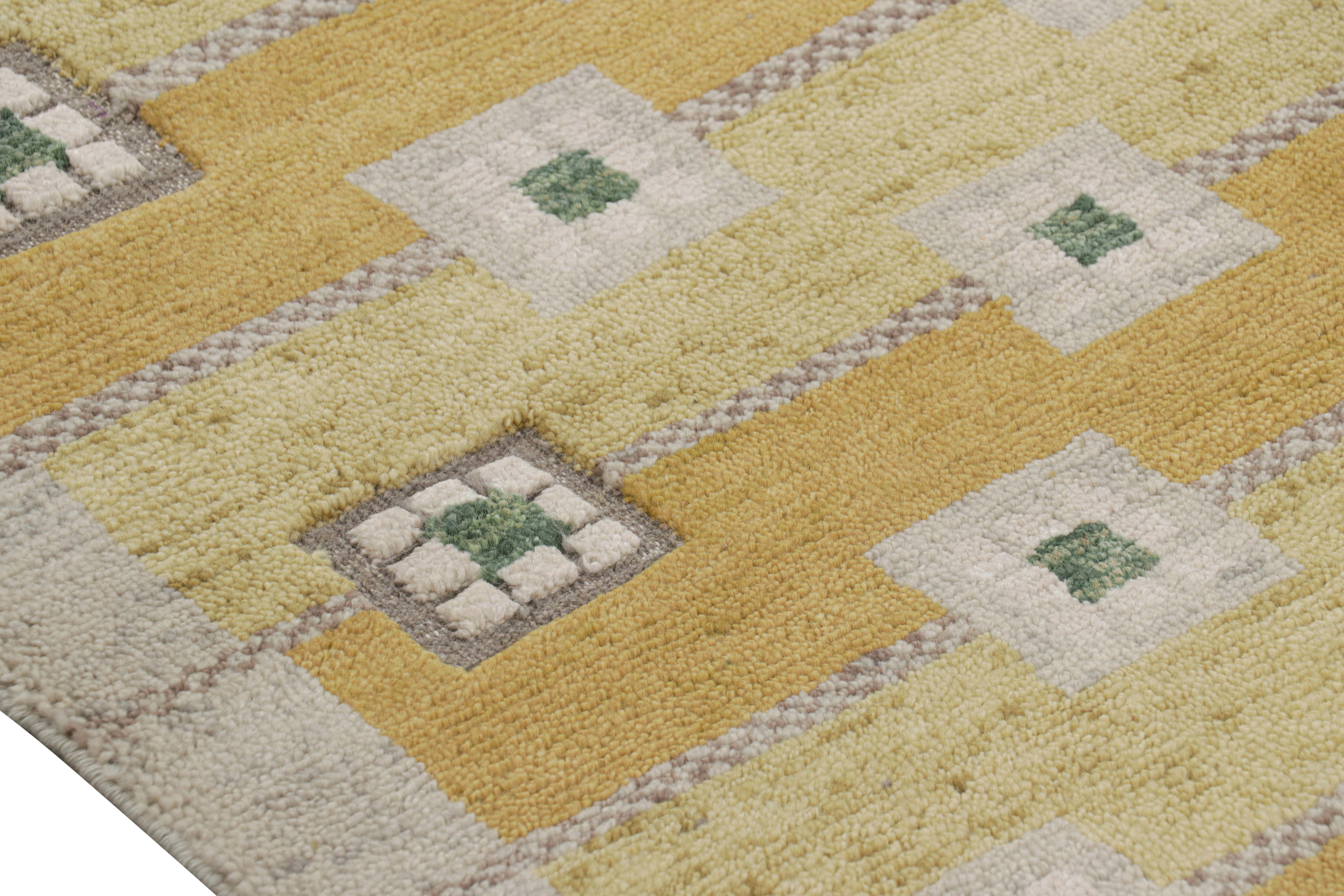 Rug & Kilim Teppich im skandinavischen Stil in Gold mit grauen geometrischen Mustern im Zustand „Neu“ im Angebot in Long Island City, NY