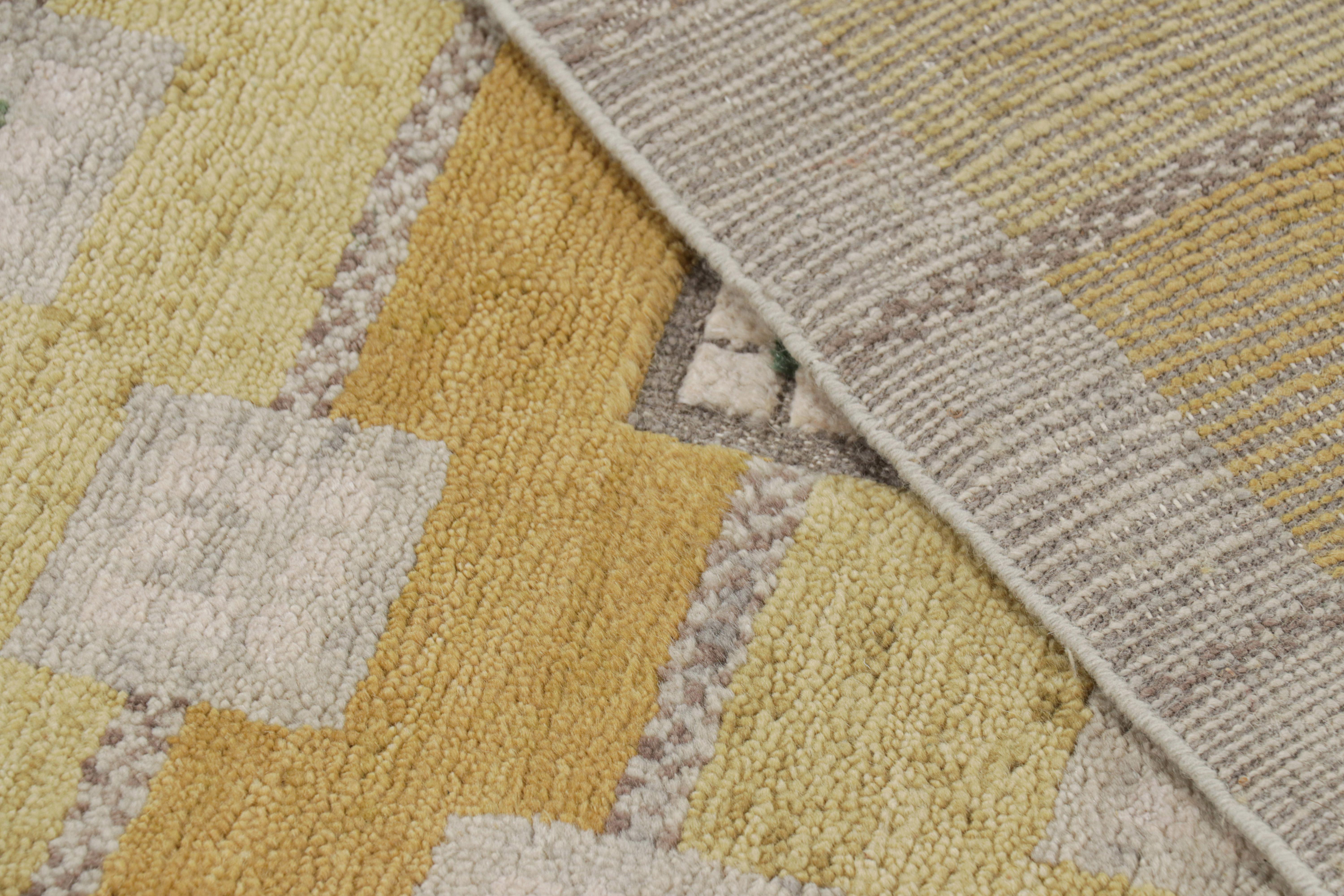 Rug & Kilim Teppich im skandinavischen Stil in Gold mit grauen geometrischen Mustern (21. Jahrhundert und zeitgenössisch) im Angebot