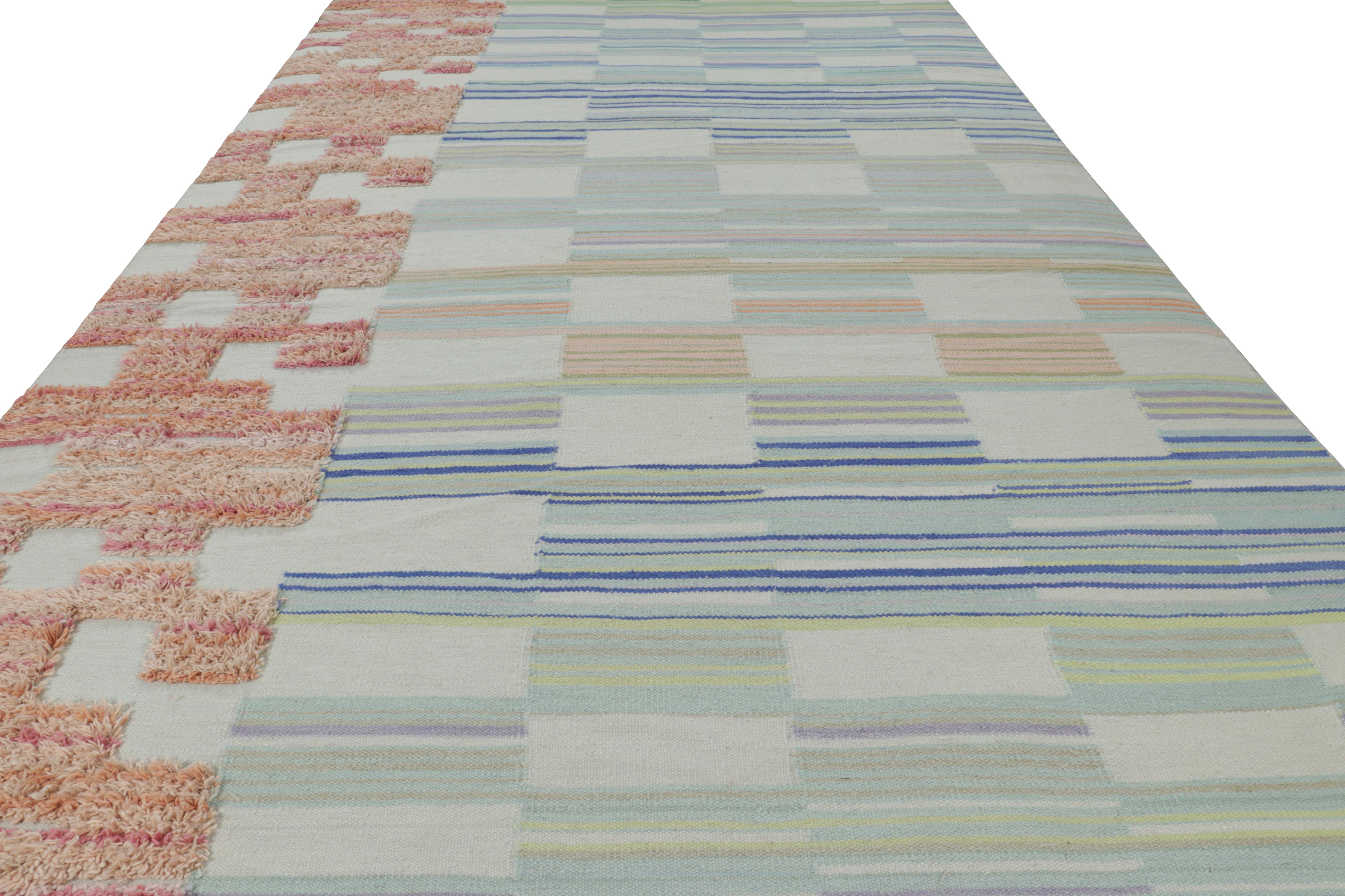Rug & Kilim x BWID Übergroßer Flachgewebeteppich mit geometrischen Hoch-Tief-Mustern (Indisch) im Angebot