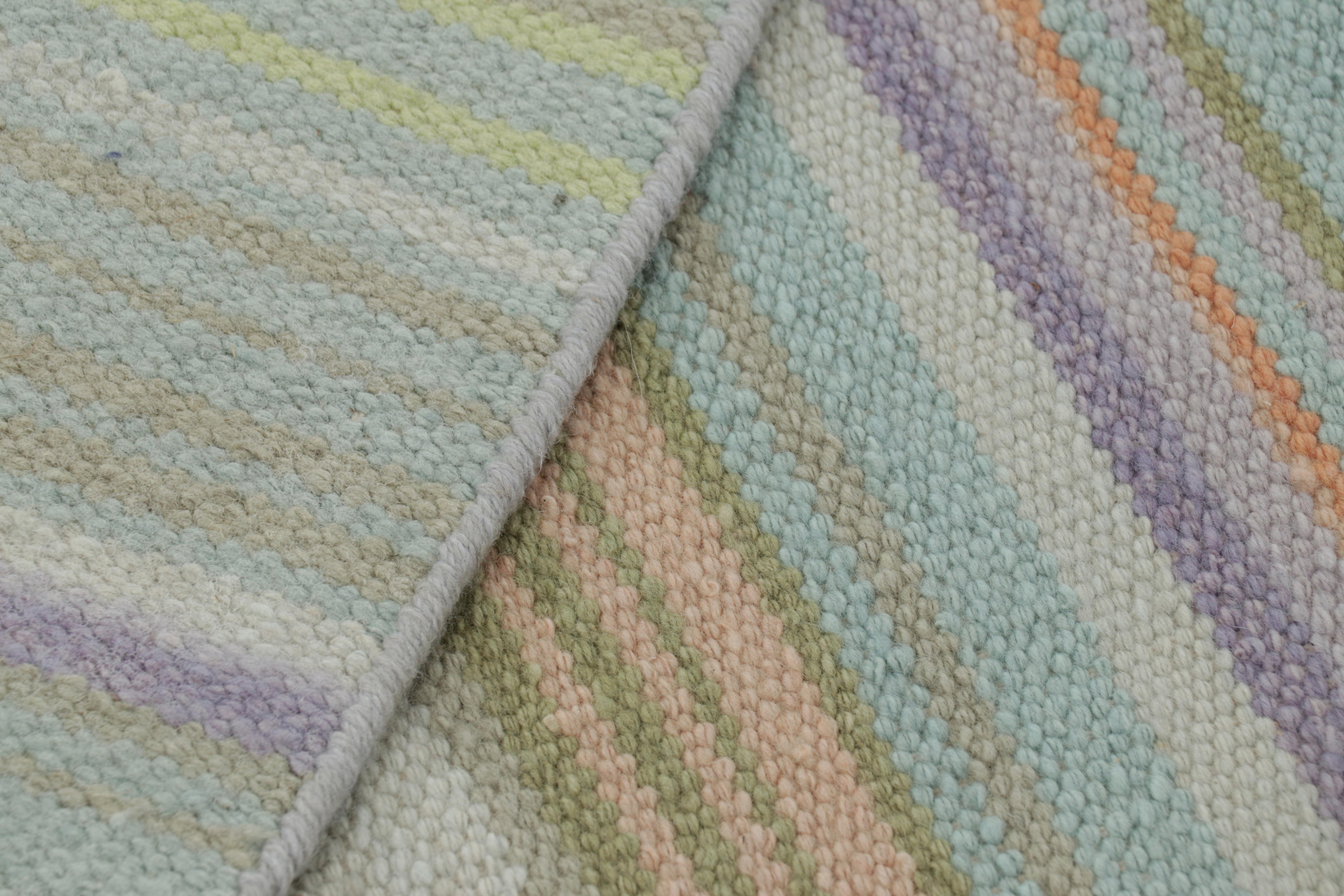 Rug & Kilim x BWID Übergroßer Flachgewebeteppich mit geometrischen Hoch-Tief-Mustern (21. Jahrhundert und zeitgenössisch) im Angebot
