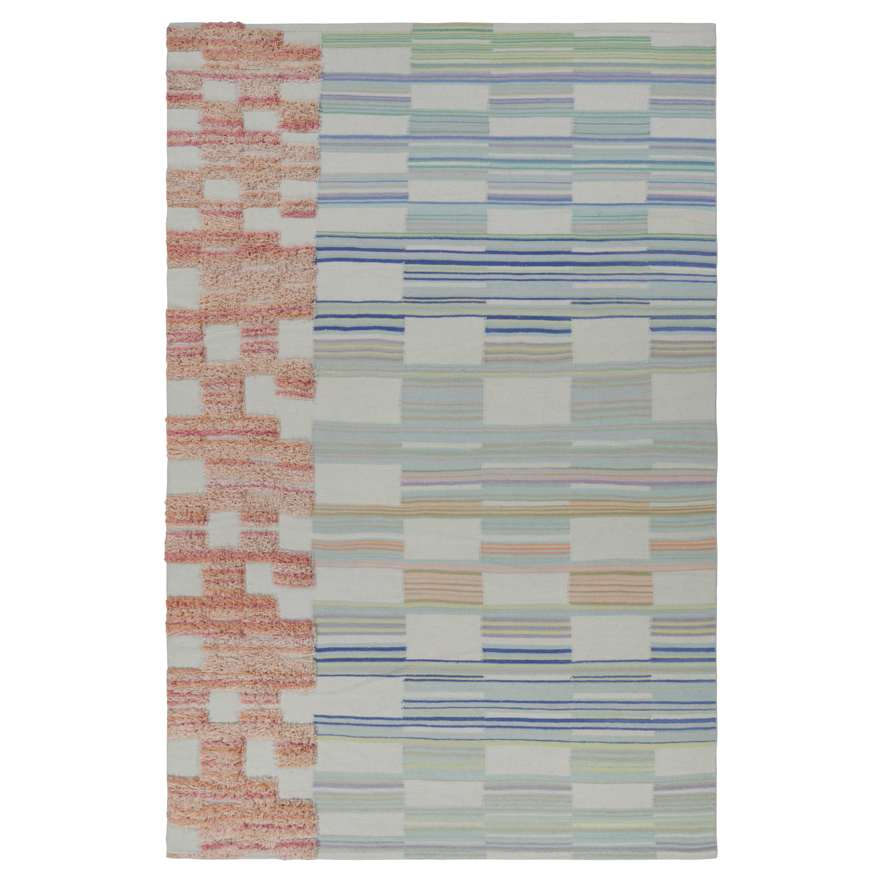 Rug & Kilim x BWID Übergroßer Flachgewebeteppich mit geometrischen Hoch-Tief-Mustern im Angebot