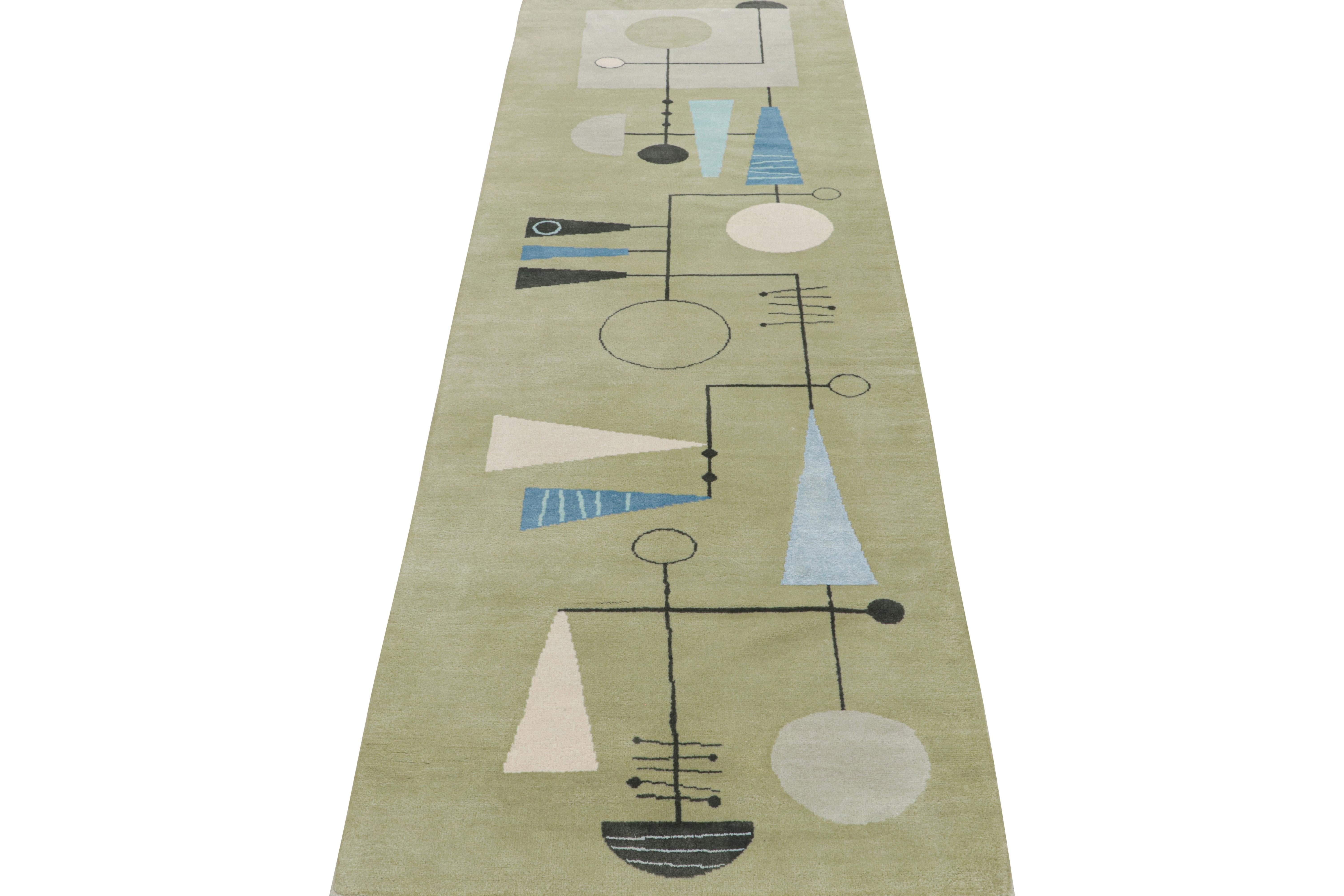 Moderne Rug & Kilim x A Gomez Tapis de course de style moderne du milieu du siècle en vert en vente