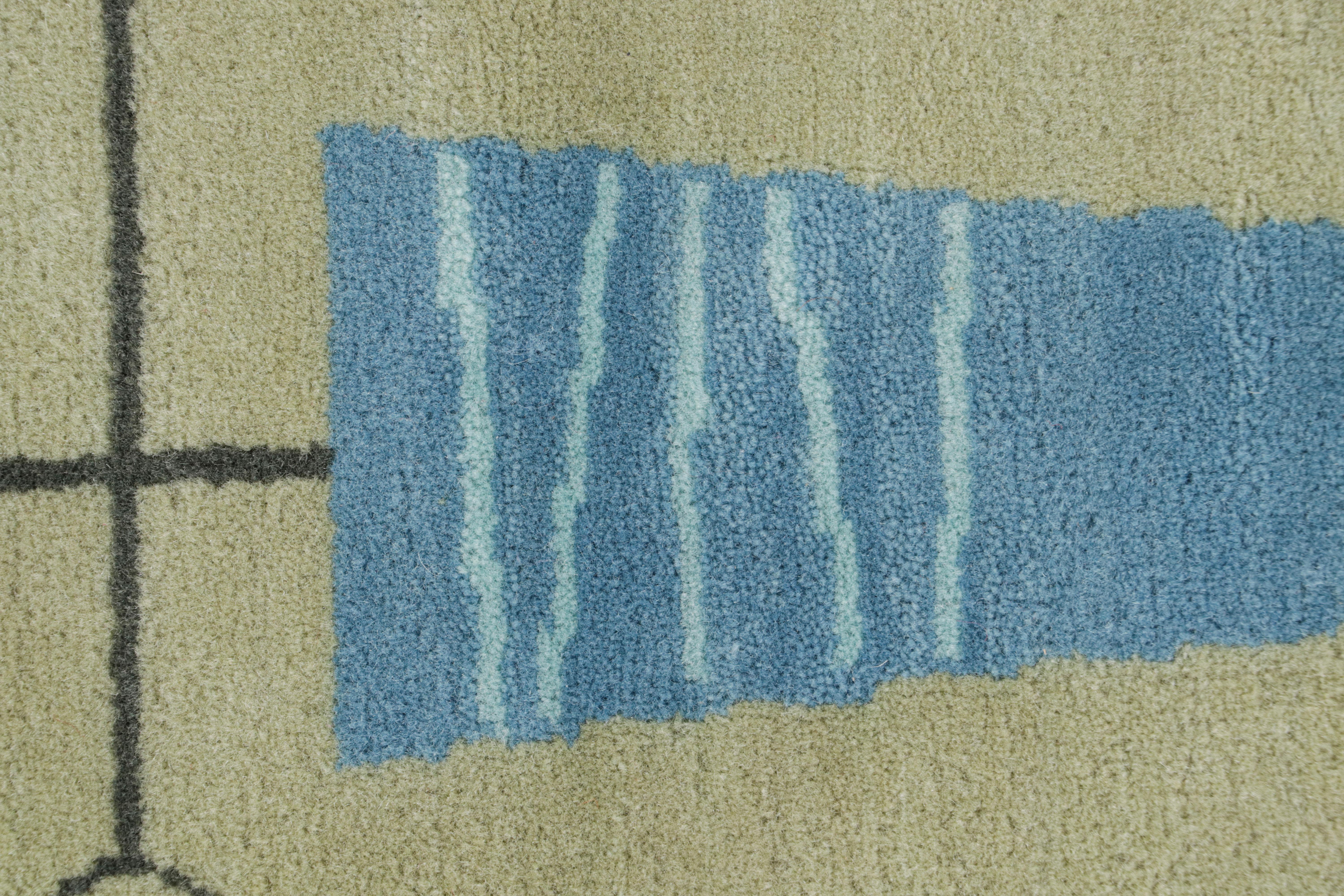 Noué à la main Rug & Kilim x A Gomez Tapis de course de style moderne du milieu du siècle en vert en vente