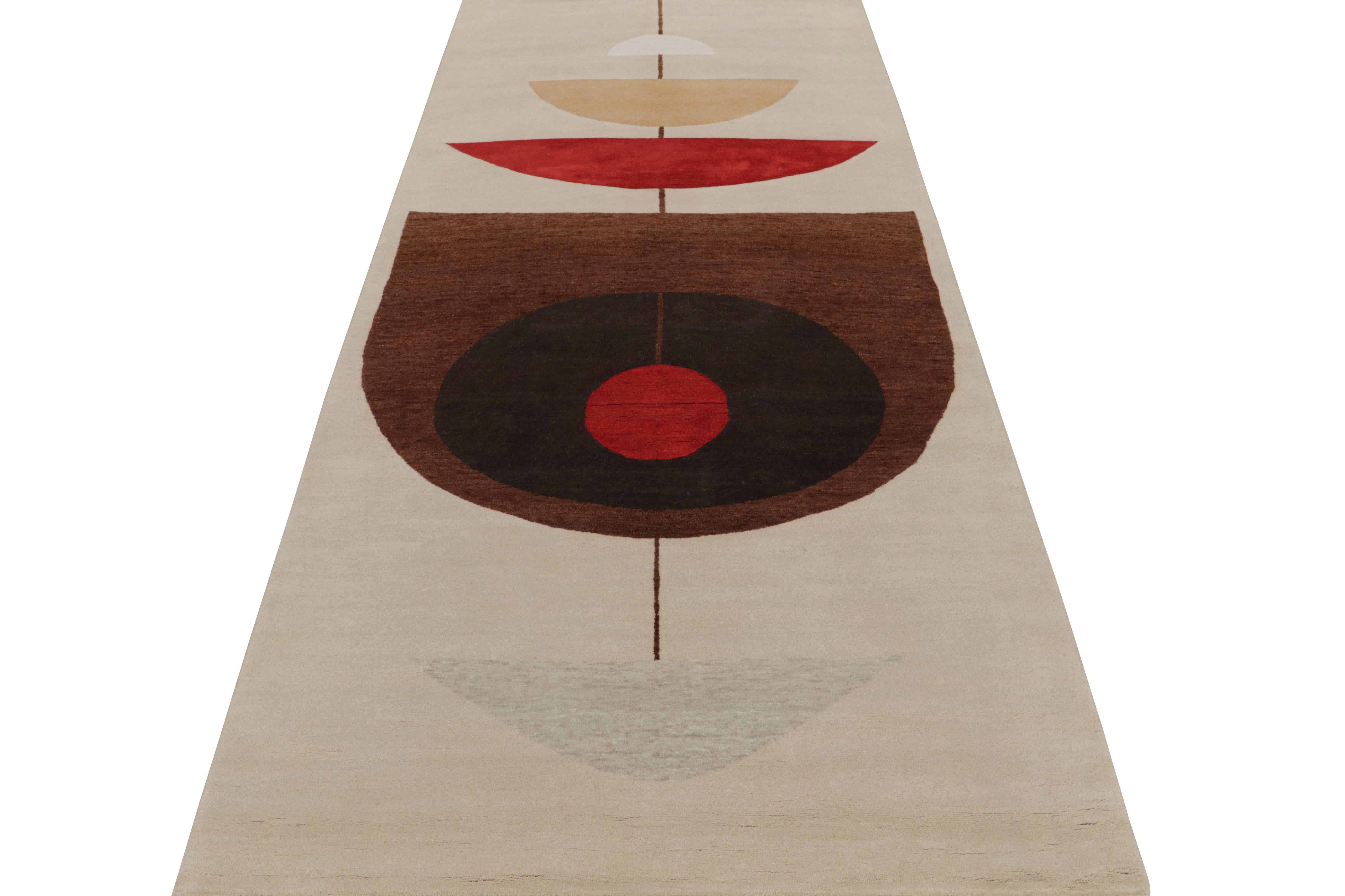 Moderne Rug & Kilim x Jenn Ski Beige Mid-Century Modern Style Rug with Geometric Pattern (tapis de style moderne du milieu du siècle à motifs géométriques) en vente