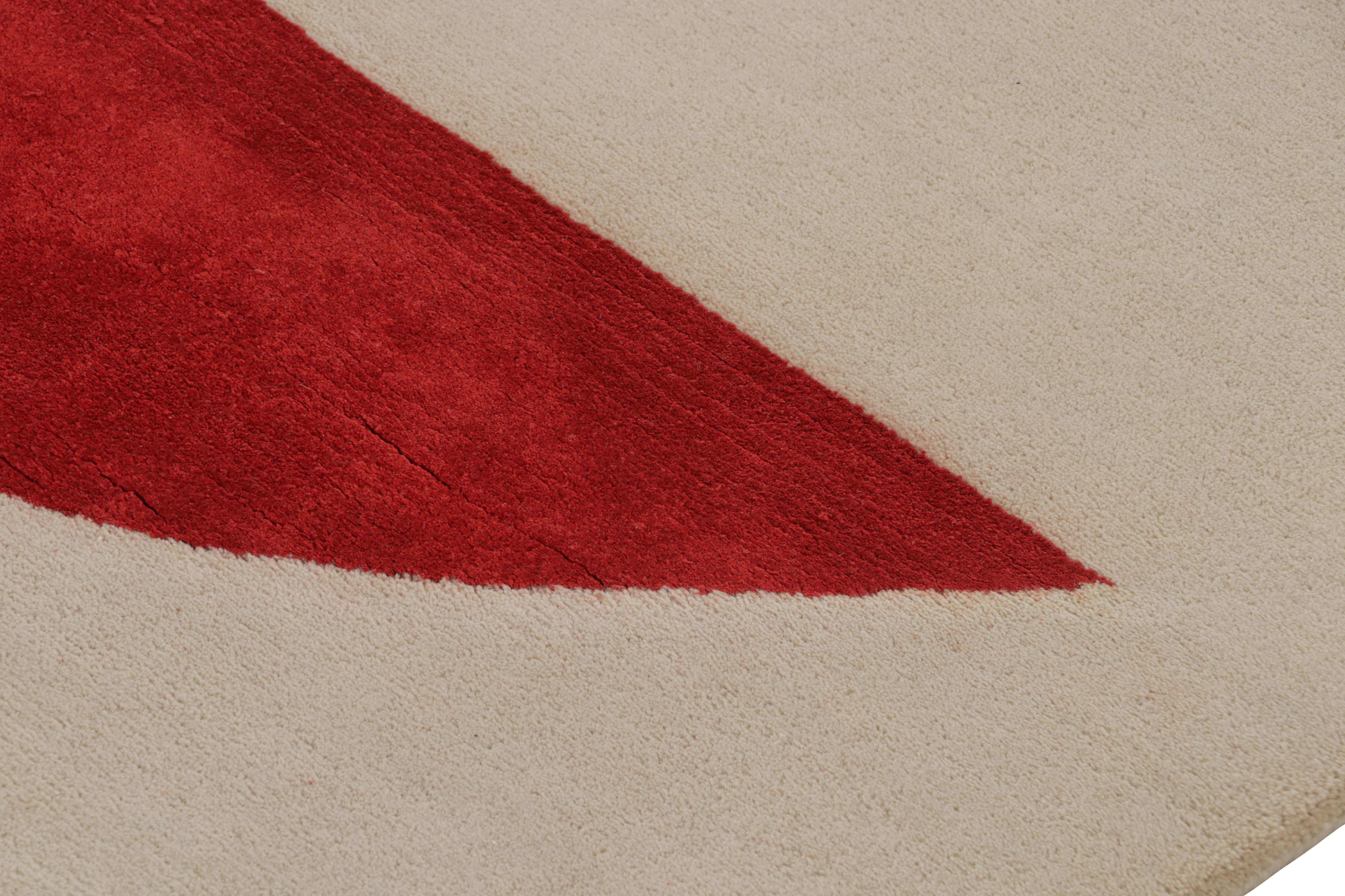 XXIe siècle et contemporain Rug & Kilim x Jenn Ski Beige Mid-Century Modern Style Rug with Geometric Pattern (tapis de style moderne du milieu du siècle à motifs géométriques) en vente
