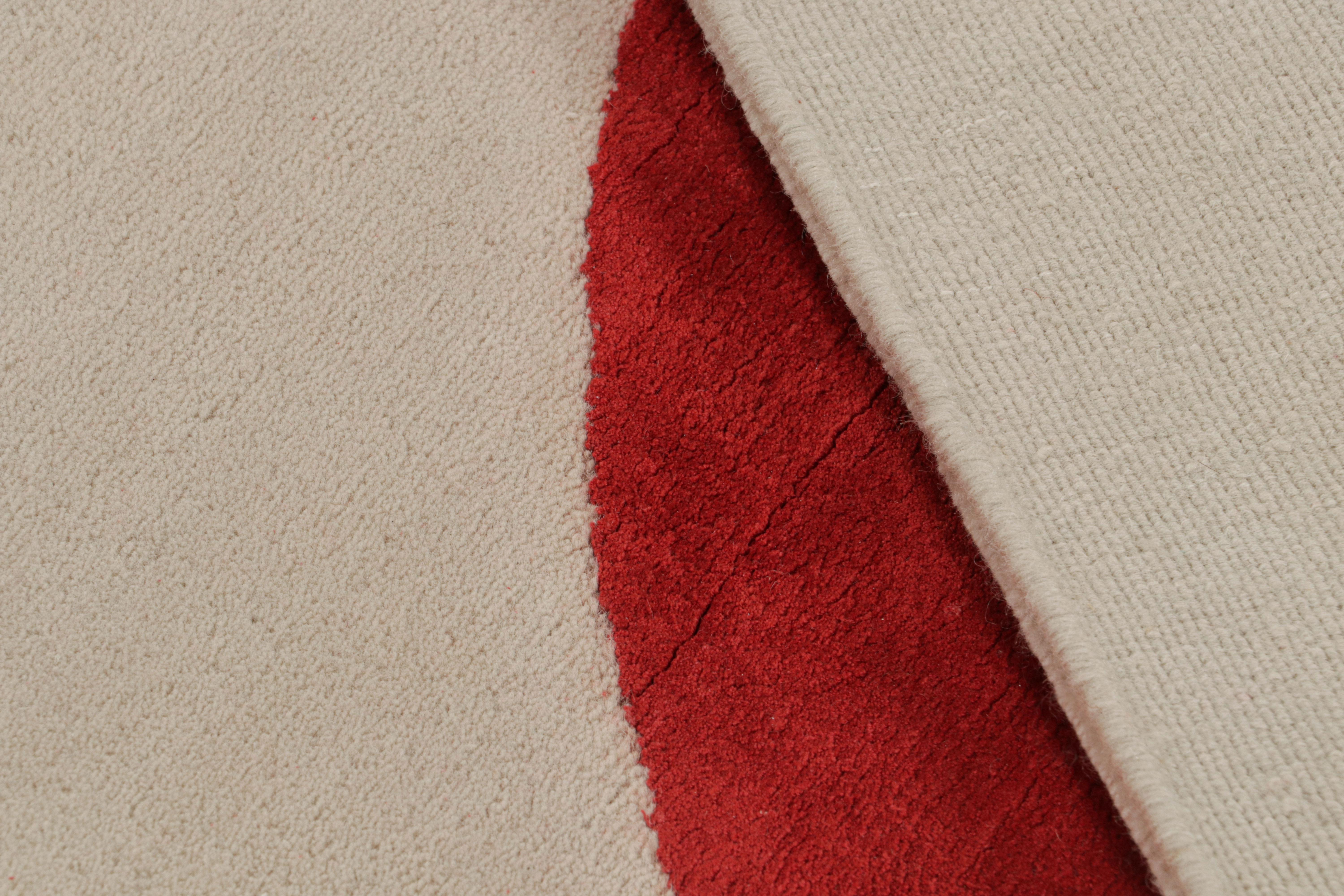 Lana Rug & Kilim x Jenn Ski Beige Tappeto in stile moderno di metà secolo con motivo geometrico in vendita
