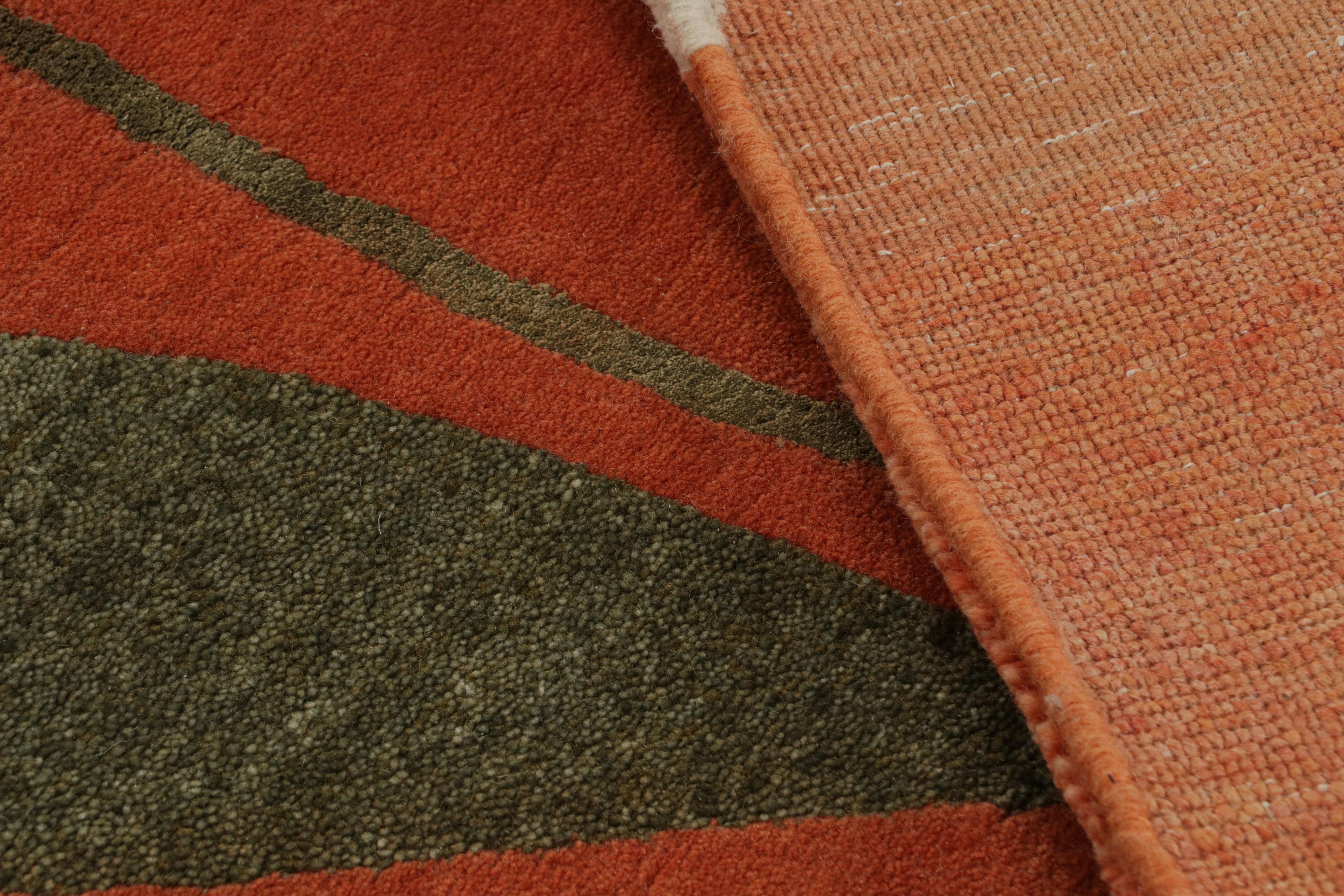 Rug & Kilim x Jenn Ski Mid-Century Modern Style Teppich mit geometrischen Mustern (21. Jahrhundert und zeitgenössisch) im Angebot