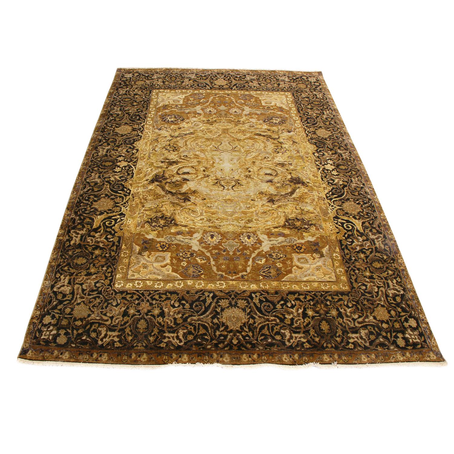 Originating from India, this contemporary rug features a design inspired by 17th century artists, emboldened by dimensional, raised pile height complementary to the highly stylized lotus palmette depictions.
 