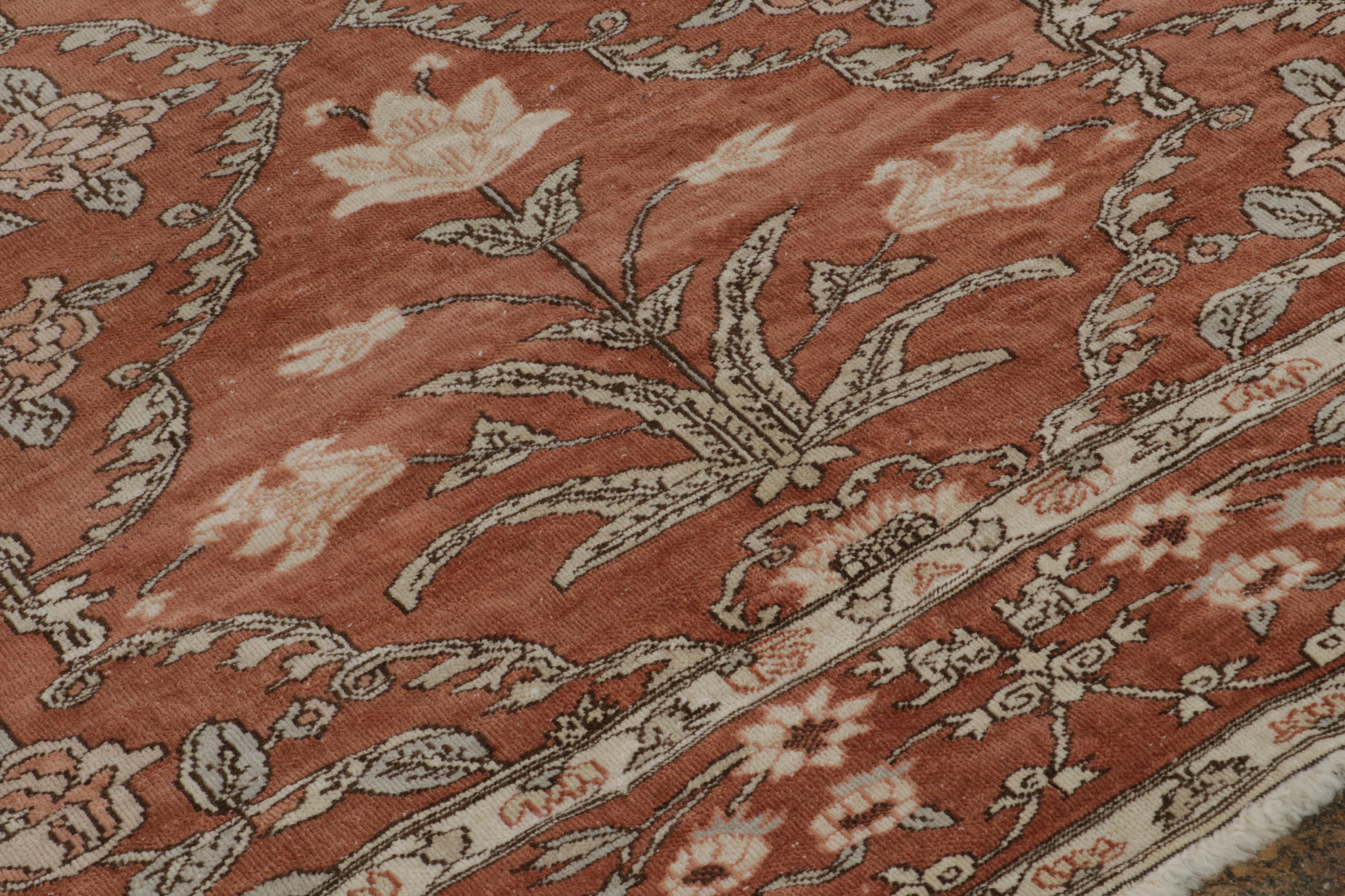 Alfombra estilo mogol del siglo XVII de Rug & Kilim en rojo con motivos florales beige Anudado a mano en venta