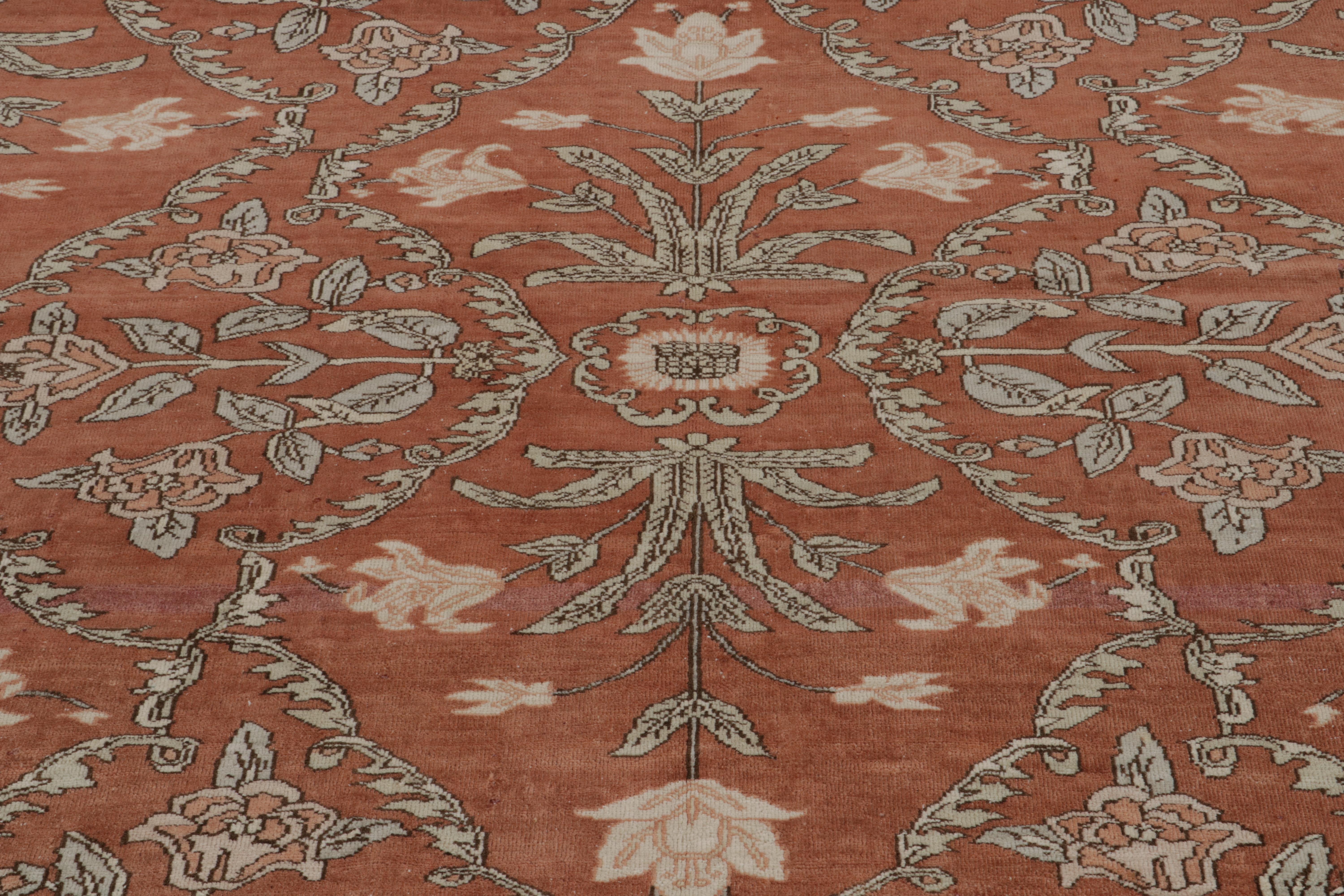 Alfombra estilo mogol del siglo XVII de Rug & Kilim en rojo con motivos florales beige en Nuevo estado para la venta en Long Island City, NY