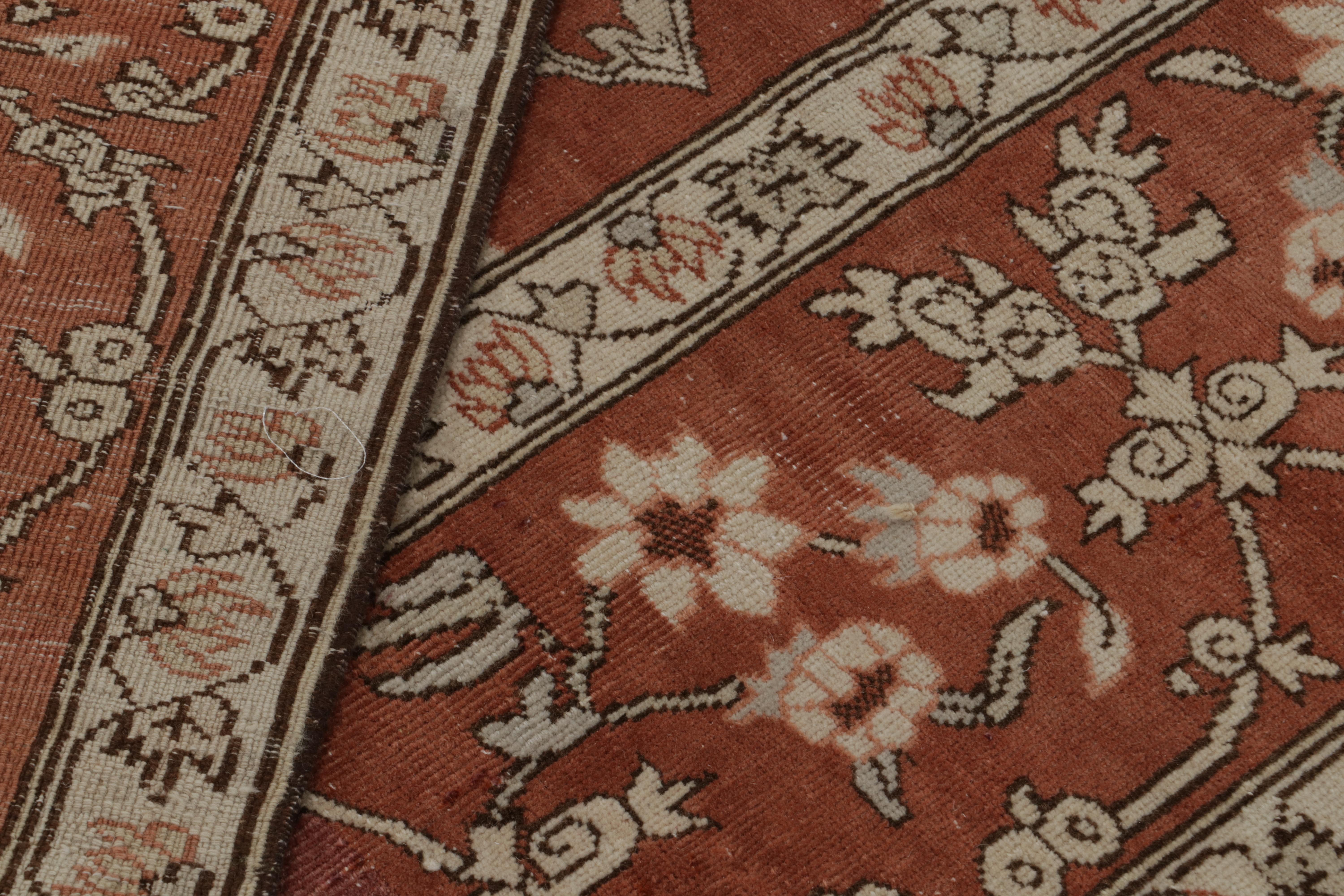 Rug & Kilim's 17e siècle Mogul Style Rug in Red with Beige Floral Patterns en vente 1