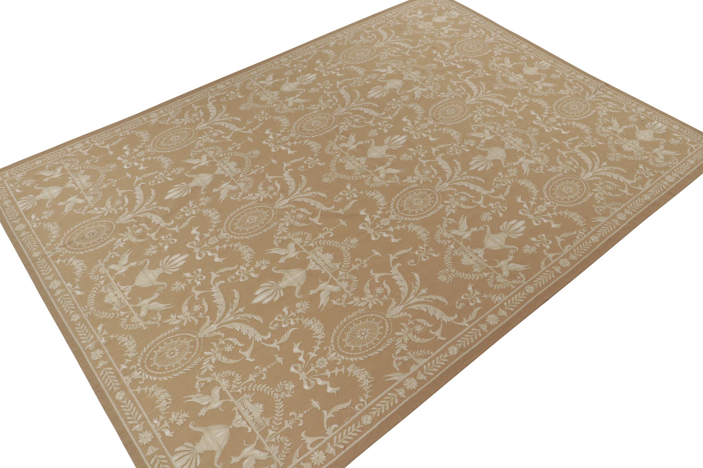 Cinese Rug & Kilim del 18° secolo in stile Aubusson a trama piatta in marrone con motivo bianco in vendita