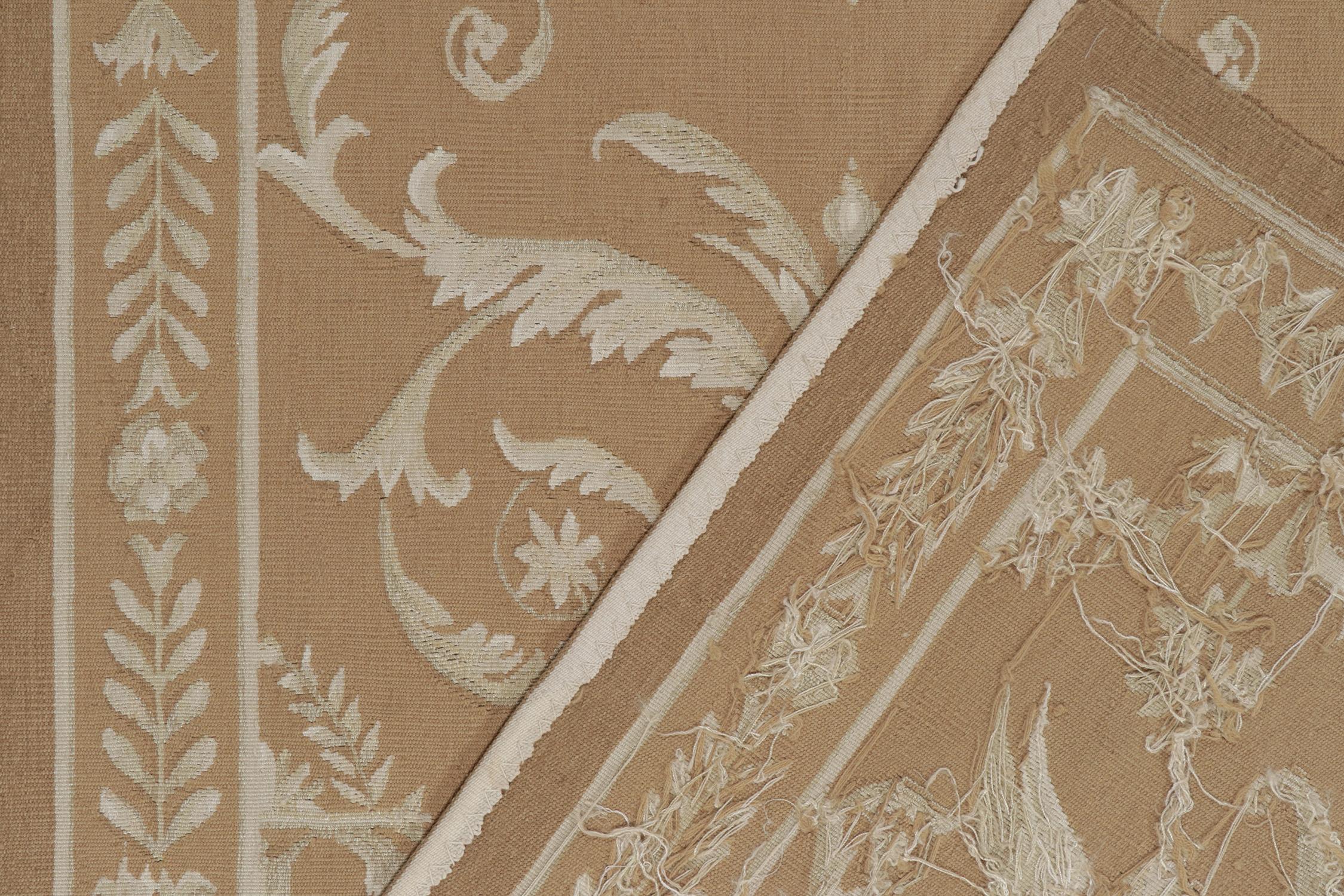 Rug & Kilim del 18° secolo in stile Aubusson a trama piatta in marrone con motivo bianco in vendita 1