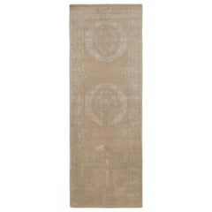 Alfombra geométrica de lana y seda plateada inspirada en la Catana del siglo XVIII de Rug & Kilim