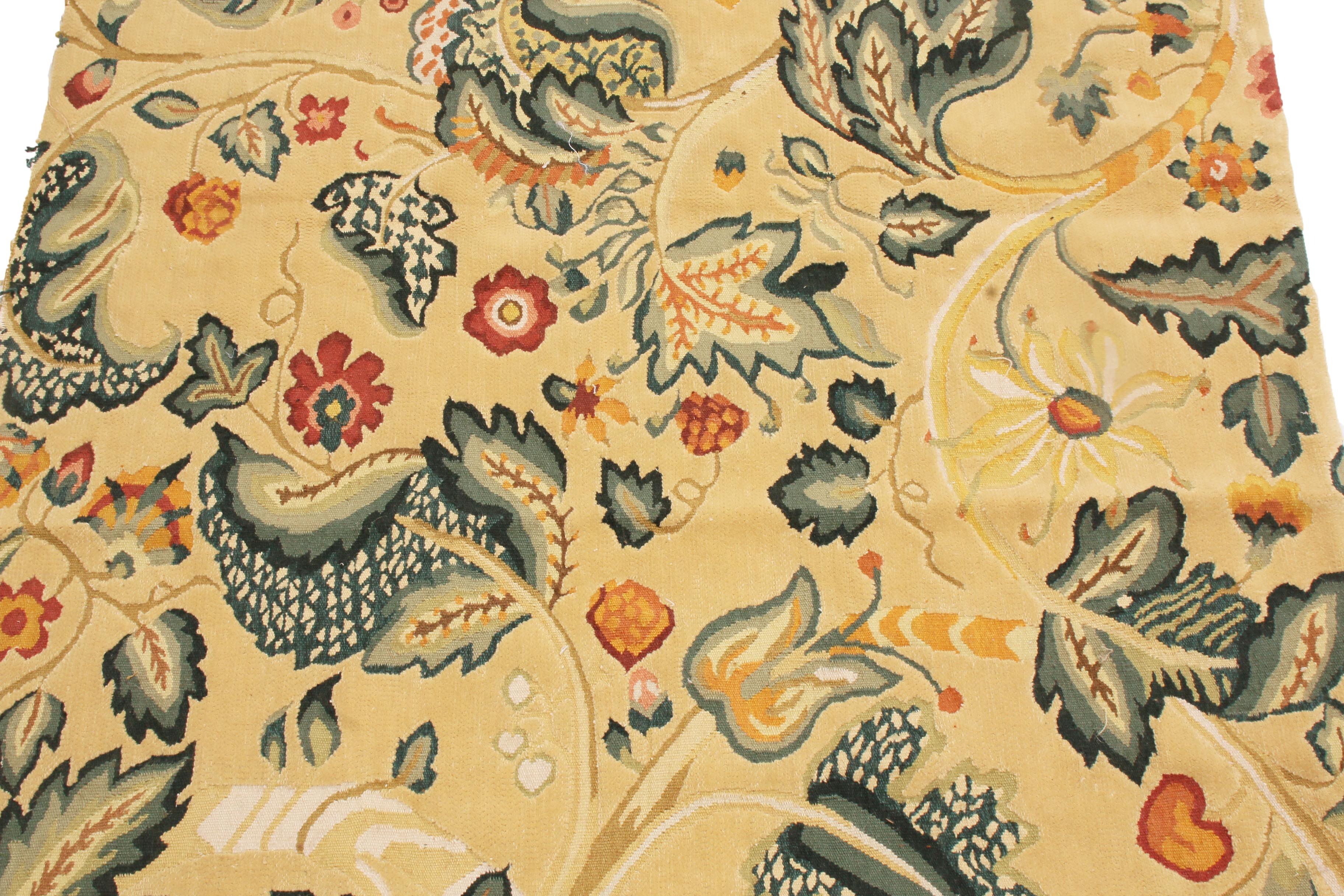 Traves de Mesa Floral Crema Inspirado en el Diseño Tudor del Siglo XVIII de Rug & Kilim Anudado a mano en venta
