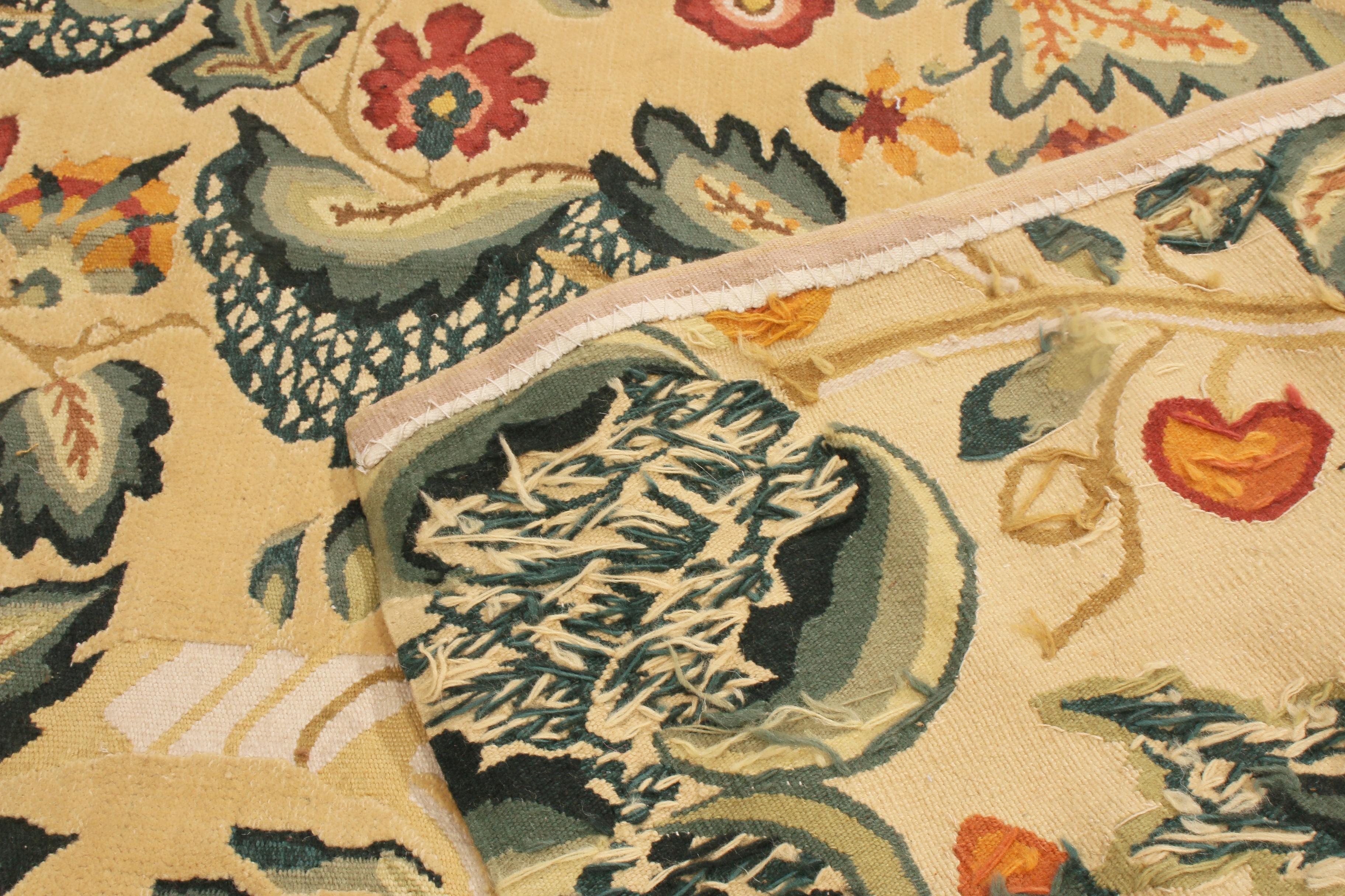 Traves de Mesa Floral Crema Inspirado en el Diseño Tudor del Siglo XVIII de Rug & Kilim en Nuevo estado para la venta en Long Island City, NY