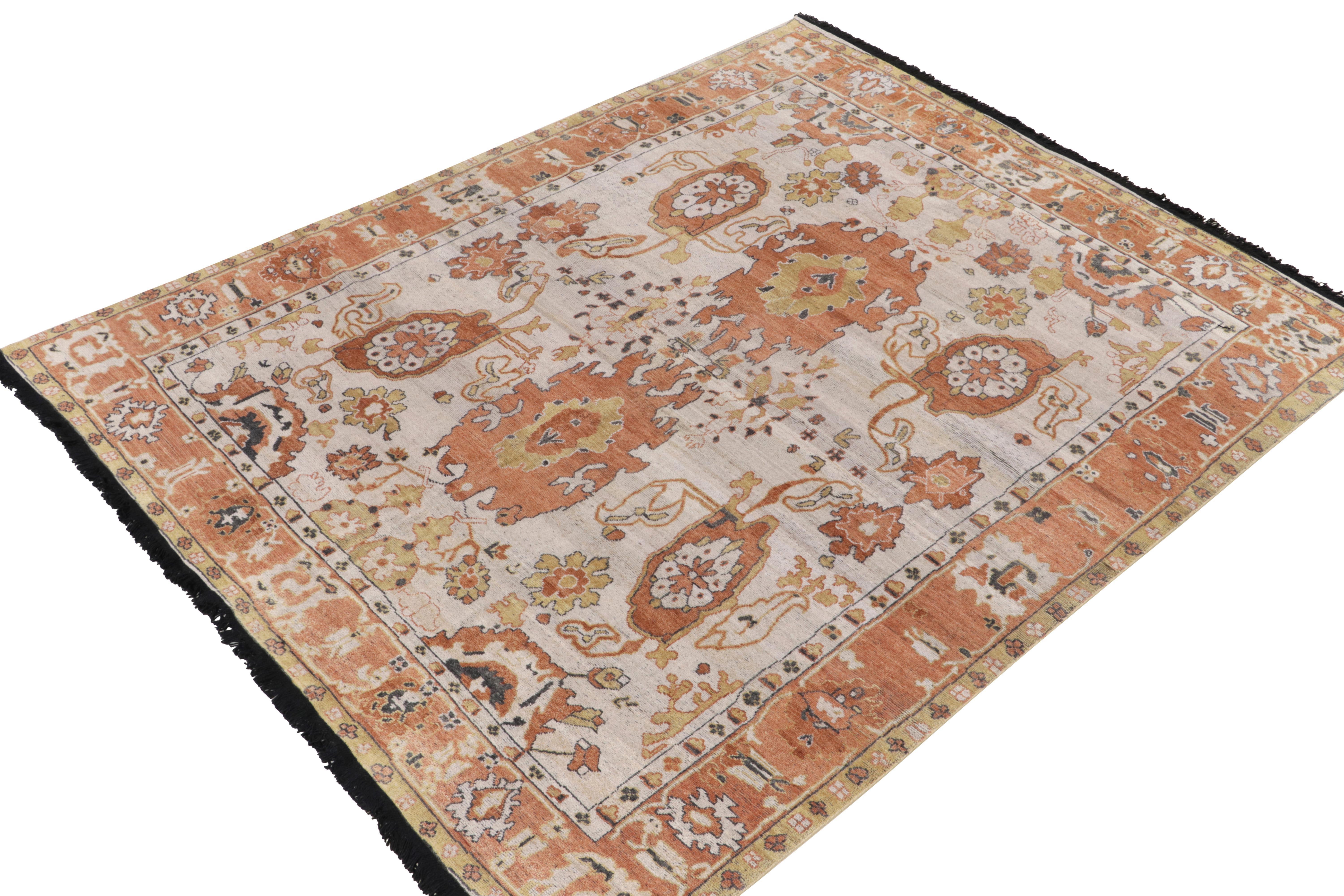 Noué à la main en laine, ce tapis 8x10 est une ode aux tapis classiques témoignant de l'union des esthétiques tribales et contemporaines. Il est issu de la Collectional de Rug & Kilim. Le tapis s'inspire des motifs des tapis anciens Oushak du début
