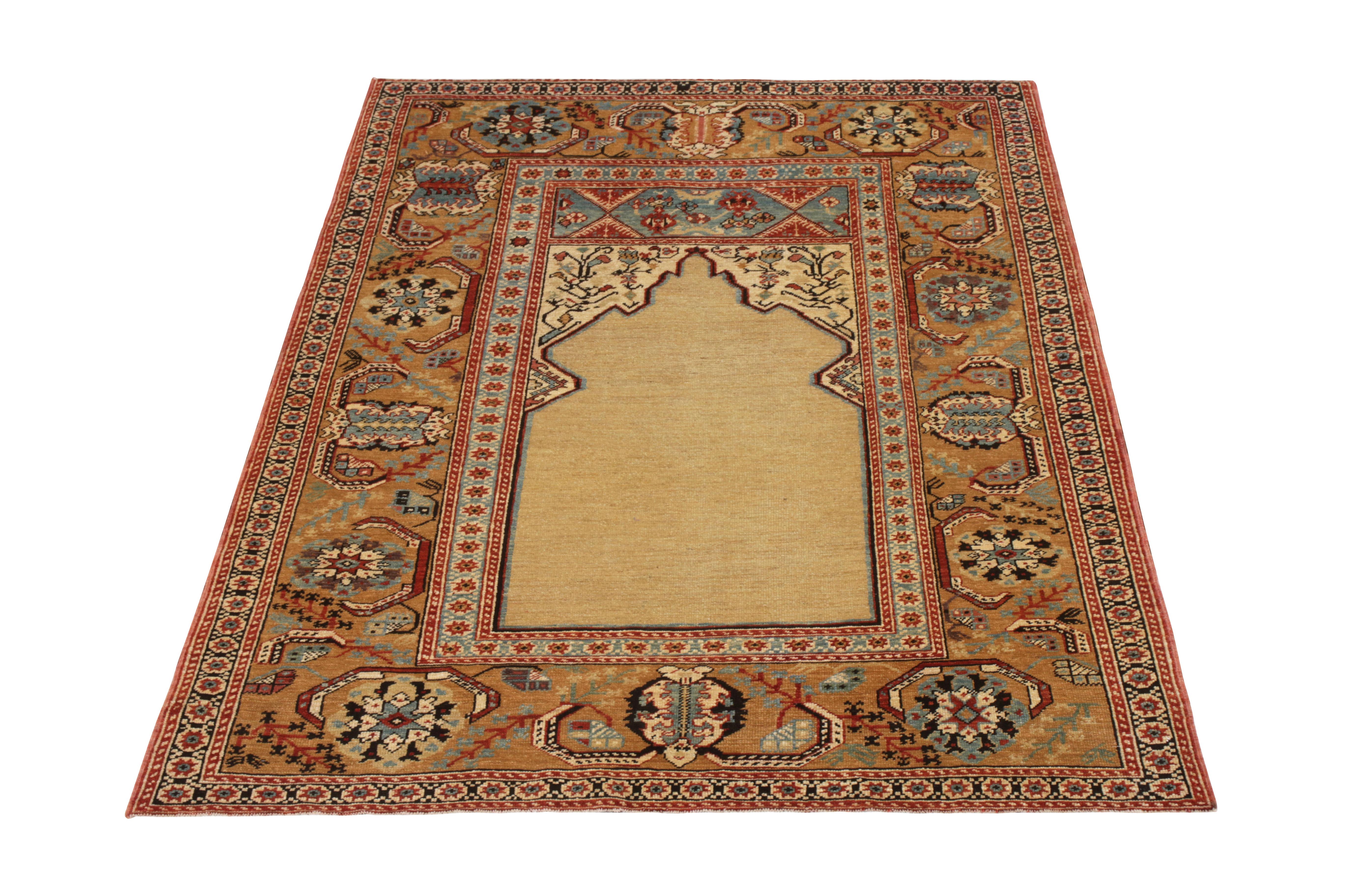 Un mode 4x5 aux styles de tapis du 19ème siècle en beige et or de la collection Modern Classics de Rug & Kilim. Noué à la main en laine, une pièce moderne exemplaire de l'œuvre de George Ravmamovich, reprenant les motifs floraux royaux. 

Sur le