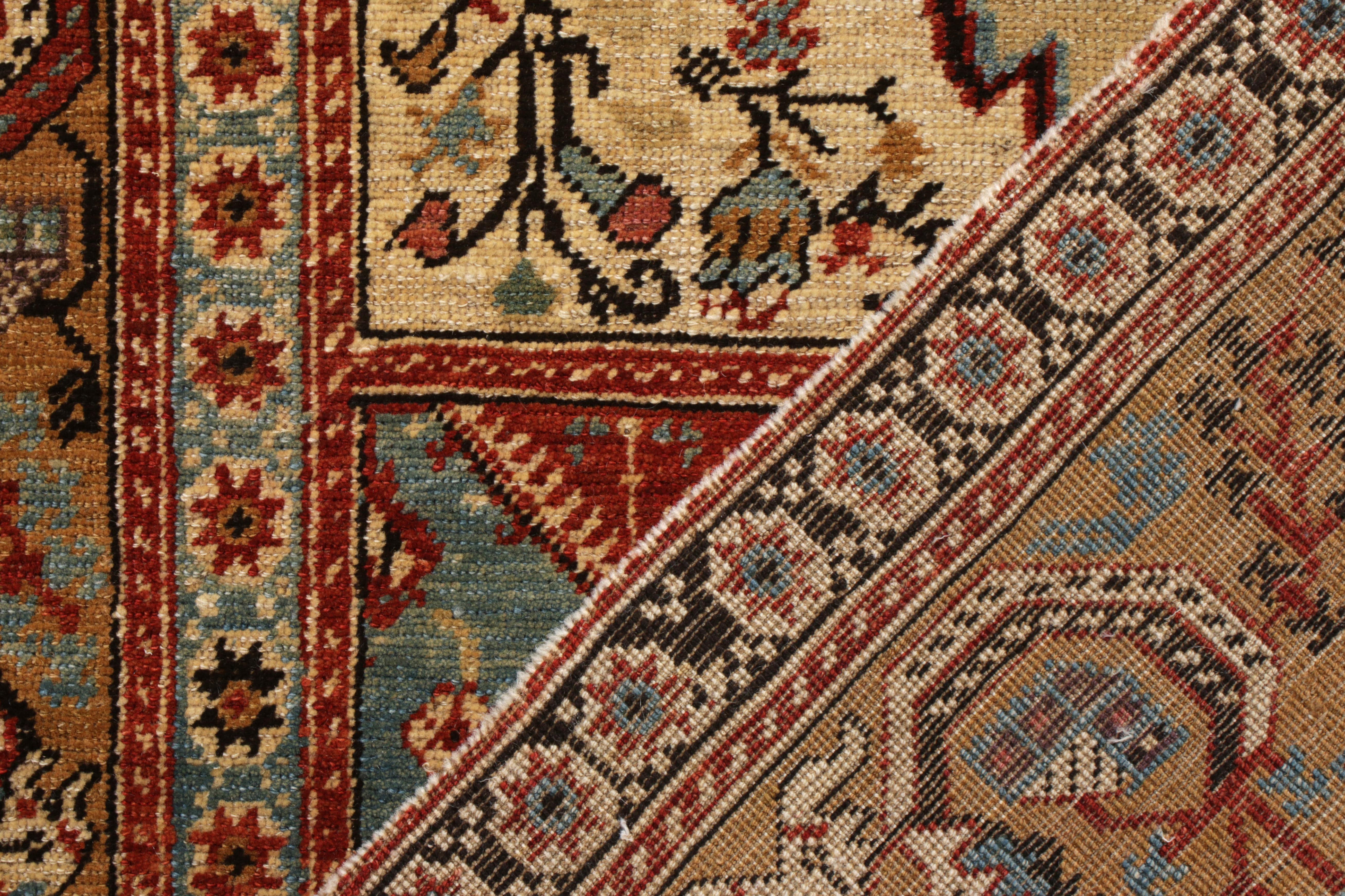 Noué à la main Tapis et tapis Kilims de style XIXe siècle en or beige et motif floral bleu en vente