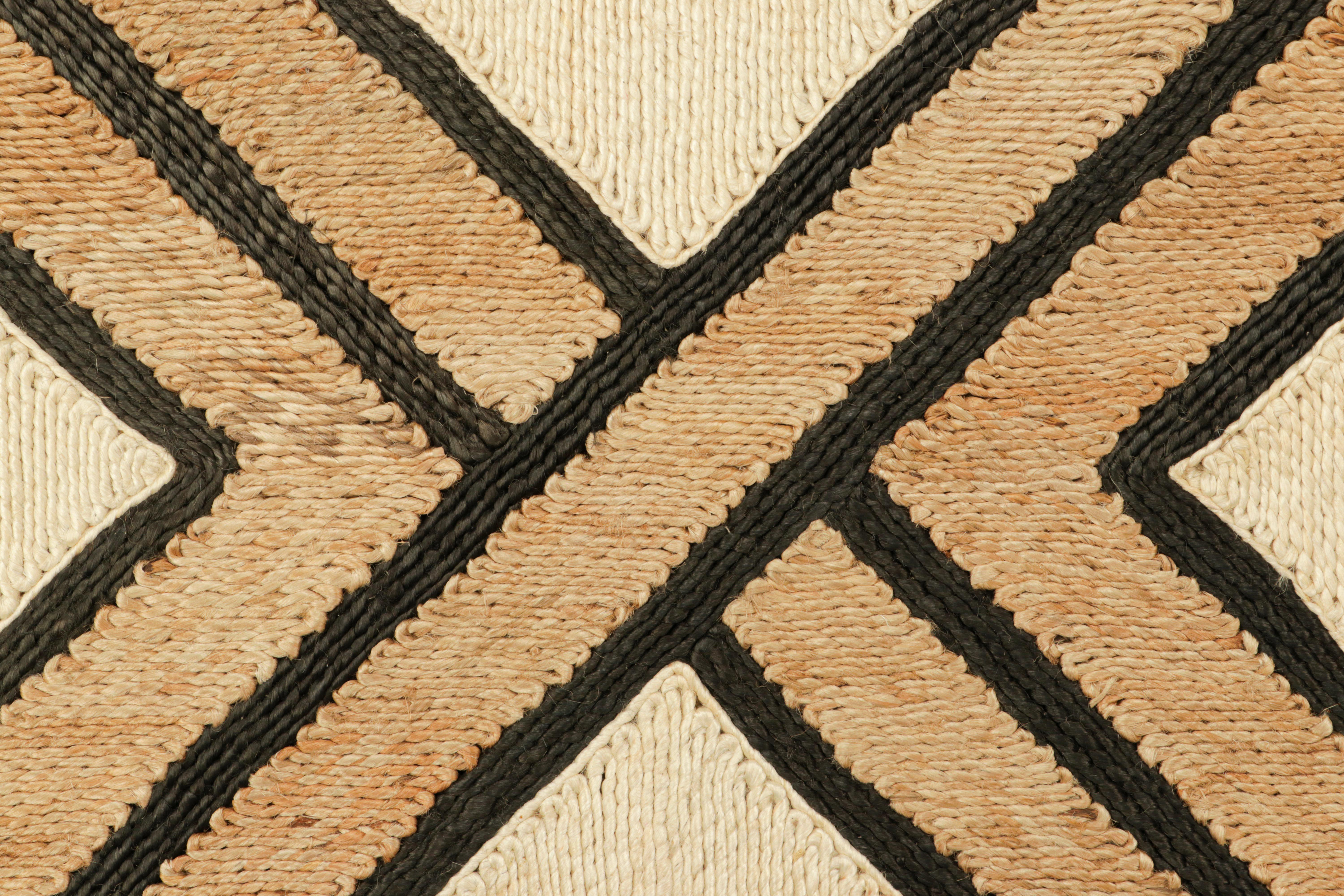 Indiano Campione di tappeto personalizzato in Abaca di Rug & Kilim, motivi geometrici beige-marrone e crema in vendita