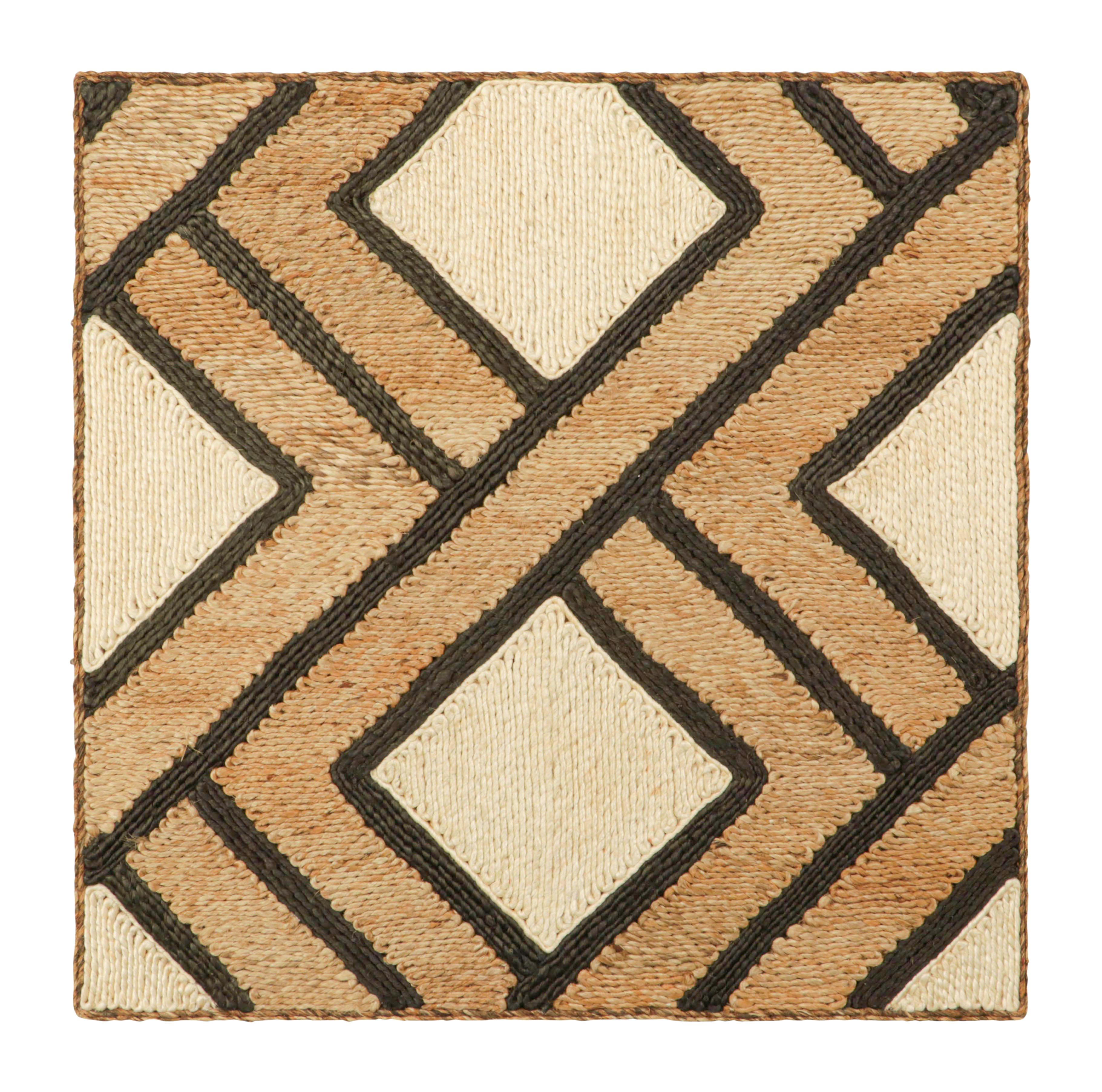 Tessuto a mano Campione di tappeto personalizzato in Abaca di Rug & Kilim, motivi geometrici beige-marrone e crema in vendita