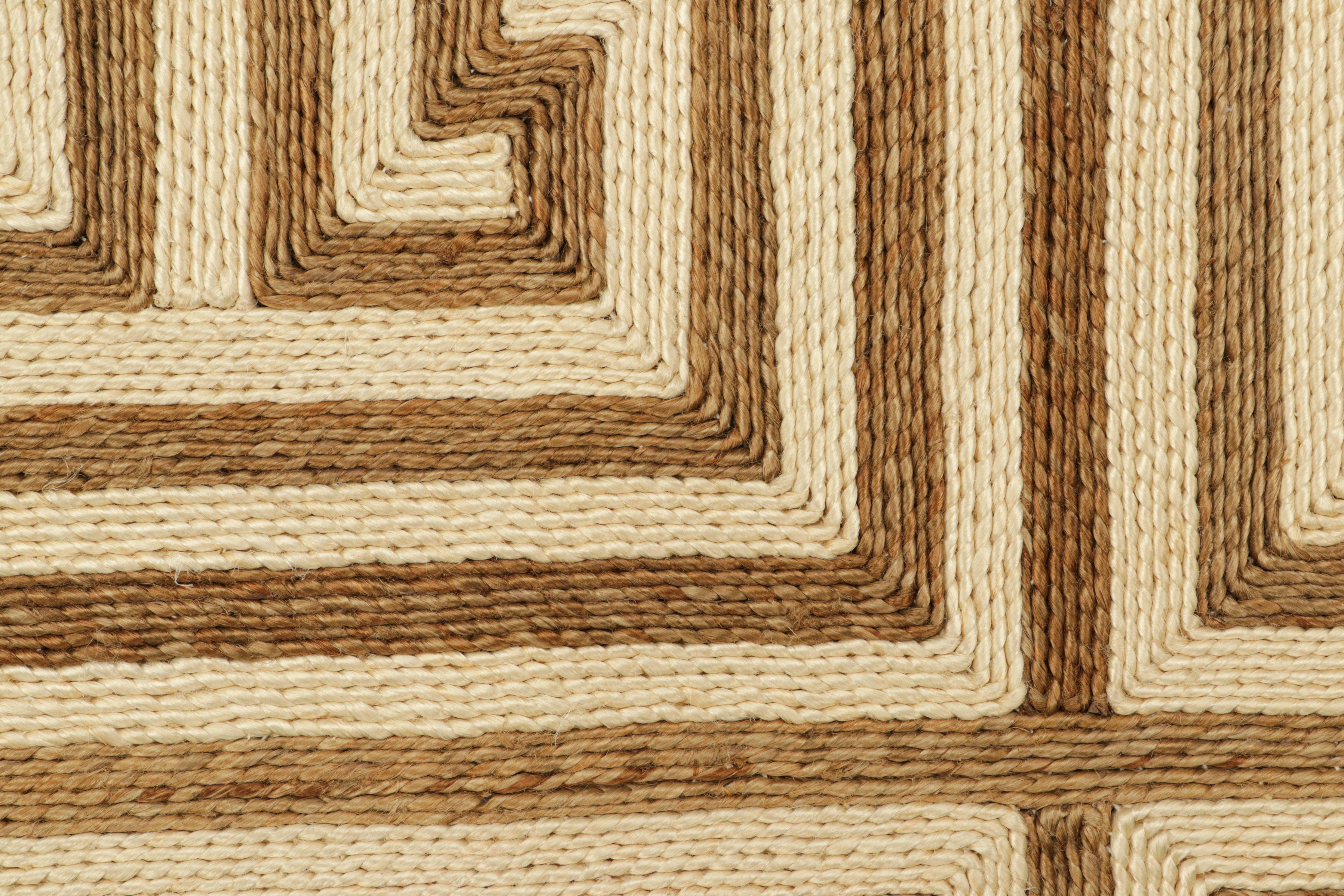 Indiano Campione di tappeto personalizzato Rug & Kilim in abaca, beige-marrone con motivi geometrici a chiave greca in vendita