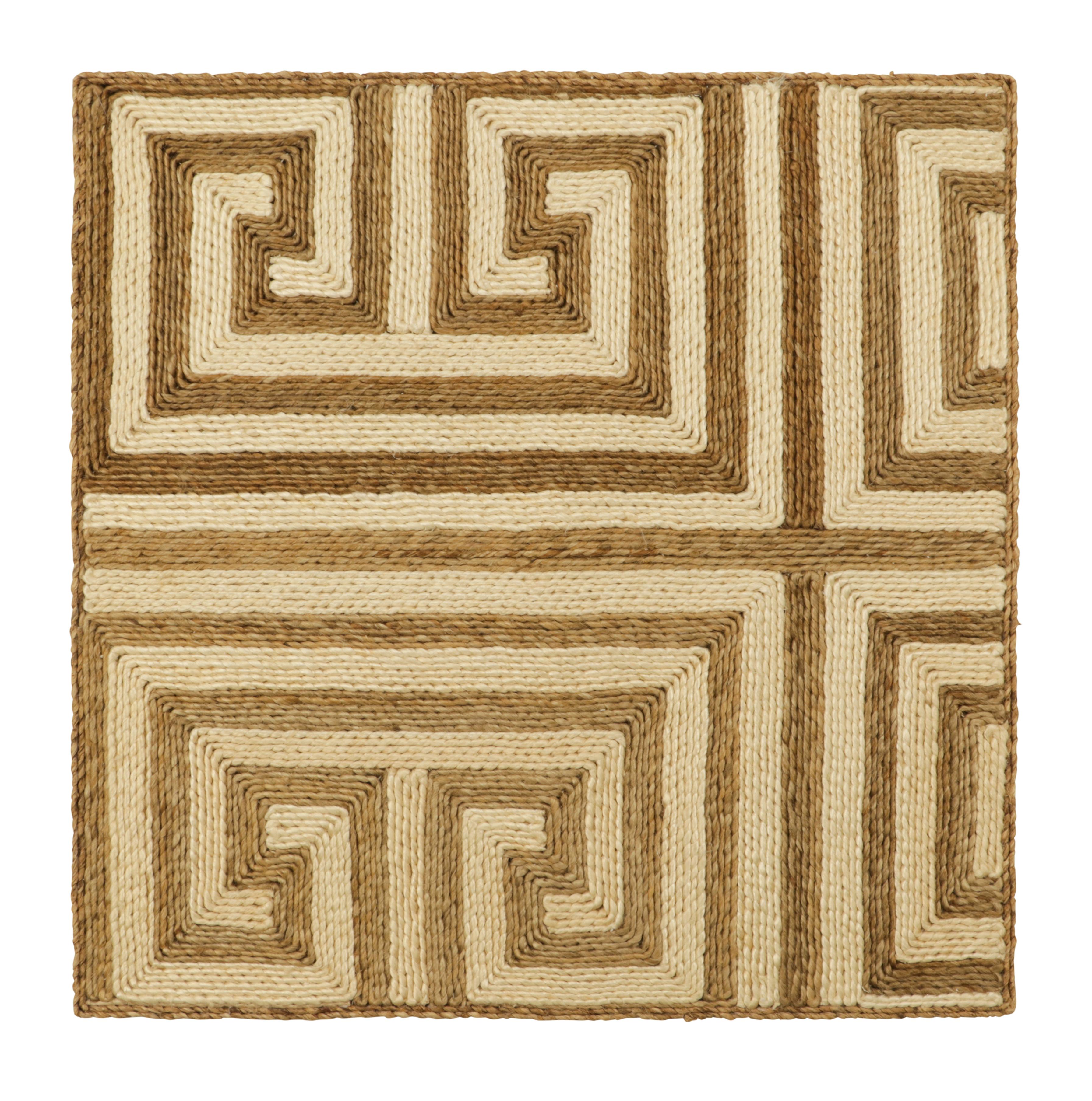 Tessuto a mano Campione di tappeto personalizzato Rug & Kilim in abaca, beige-marrone con motivi geometrici a chiave greca in vendita