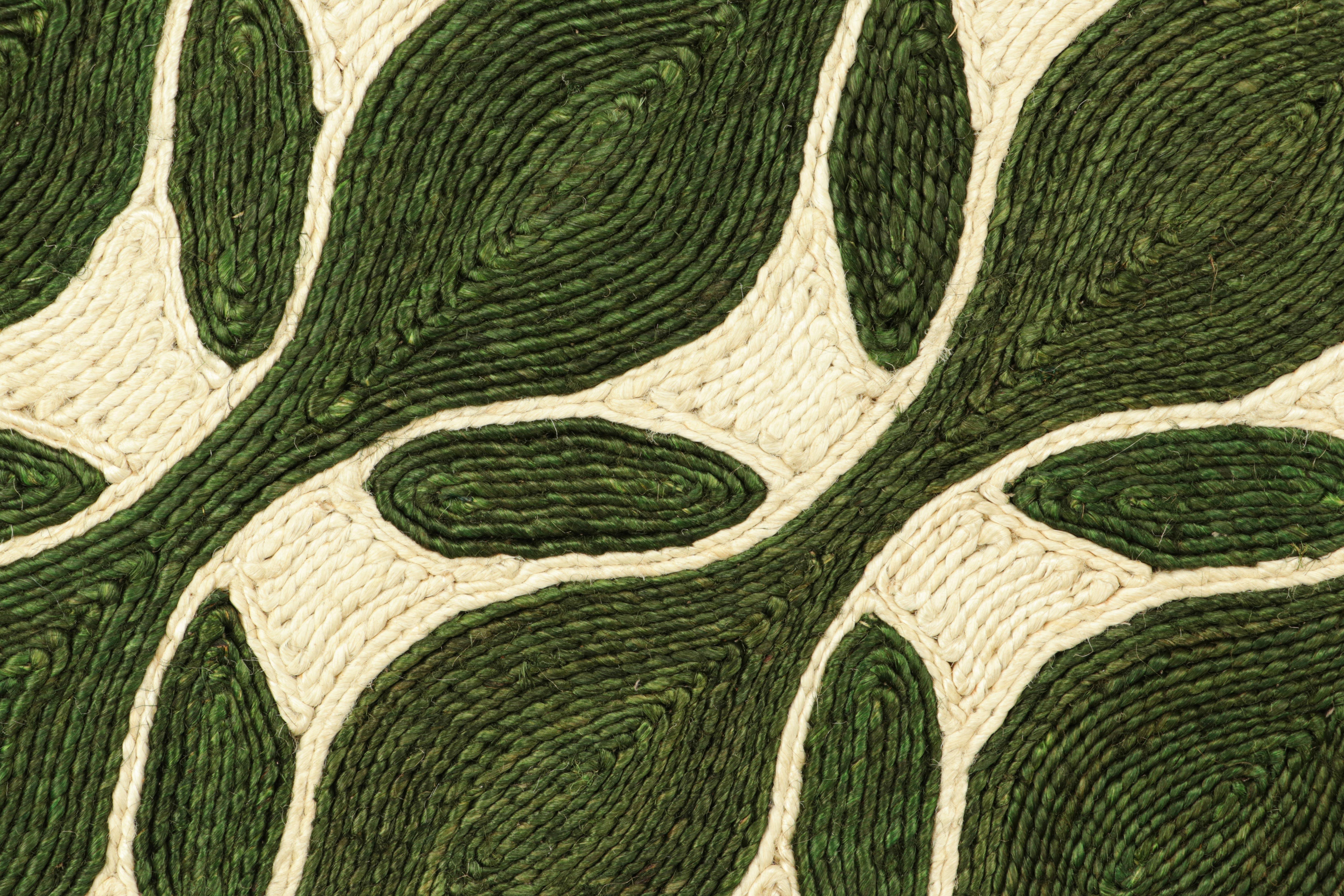 Muestra de alfombra personalizada Rug & Kilim's Abaca, verde bosque con motivos marfil Moderno en venta
