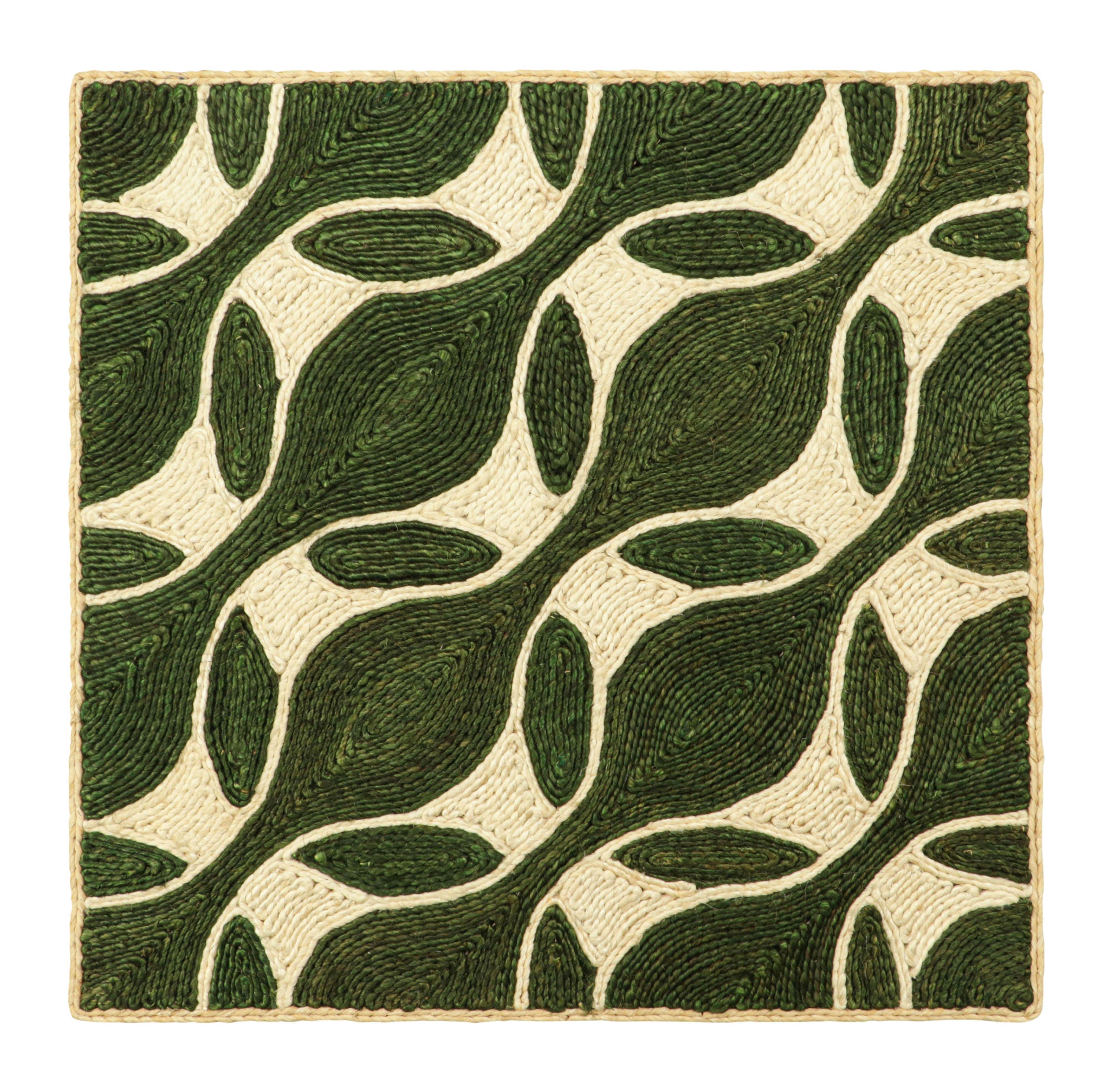 Muestra de alfombra personalizada Rug & Kilim's Abaca, verde bosque con motivos marfil Indio en venta