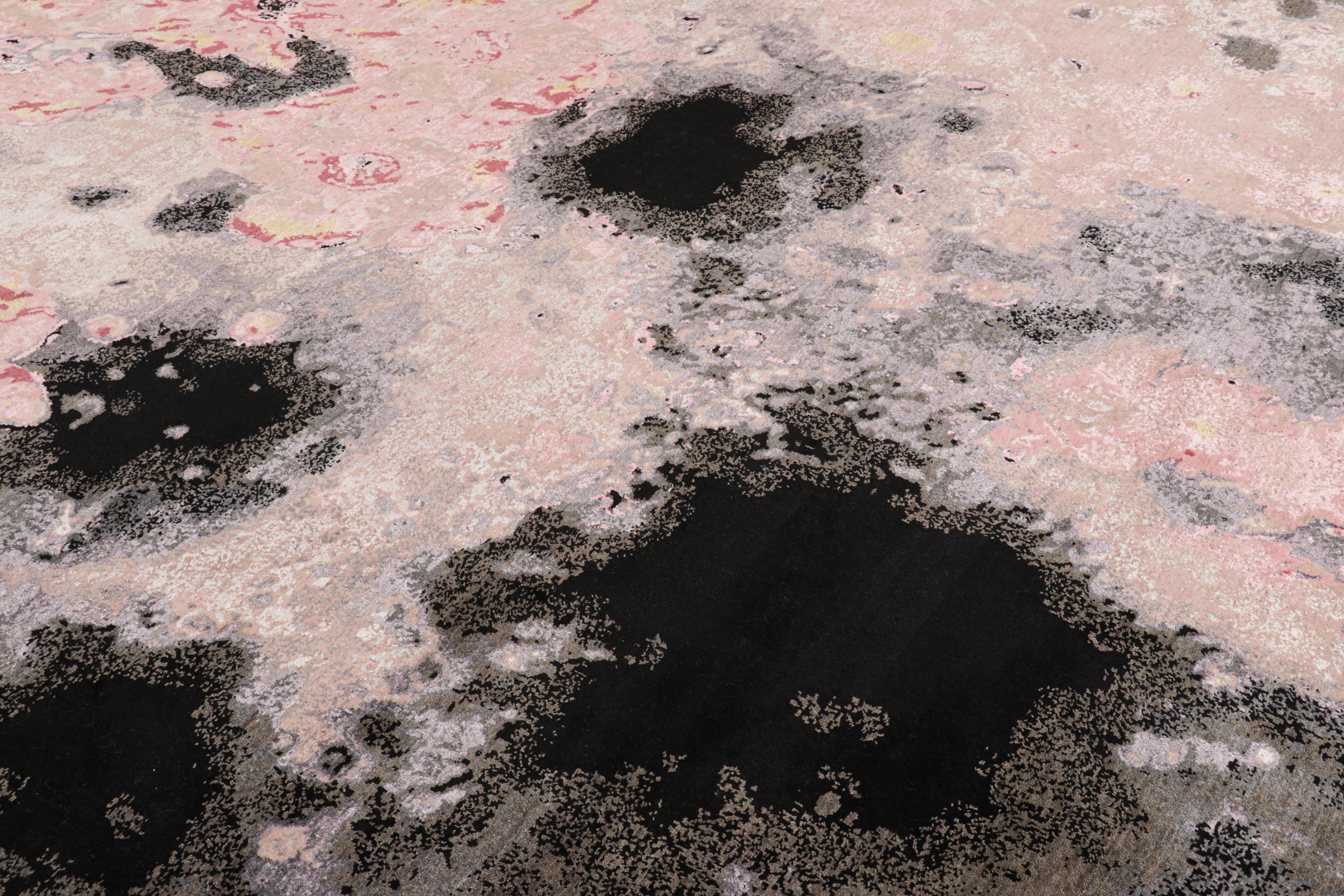 Anudada a mano en lana y seda, esta alfombra circular de 10x10 de la colección de alfombras Modern de Rug & Kilim presenta un dibujo abstracto en toda su superficie con el aspecto y el movimiento de las acuarelas.  

Sobre el diseño: 

Un juego de