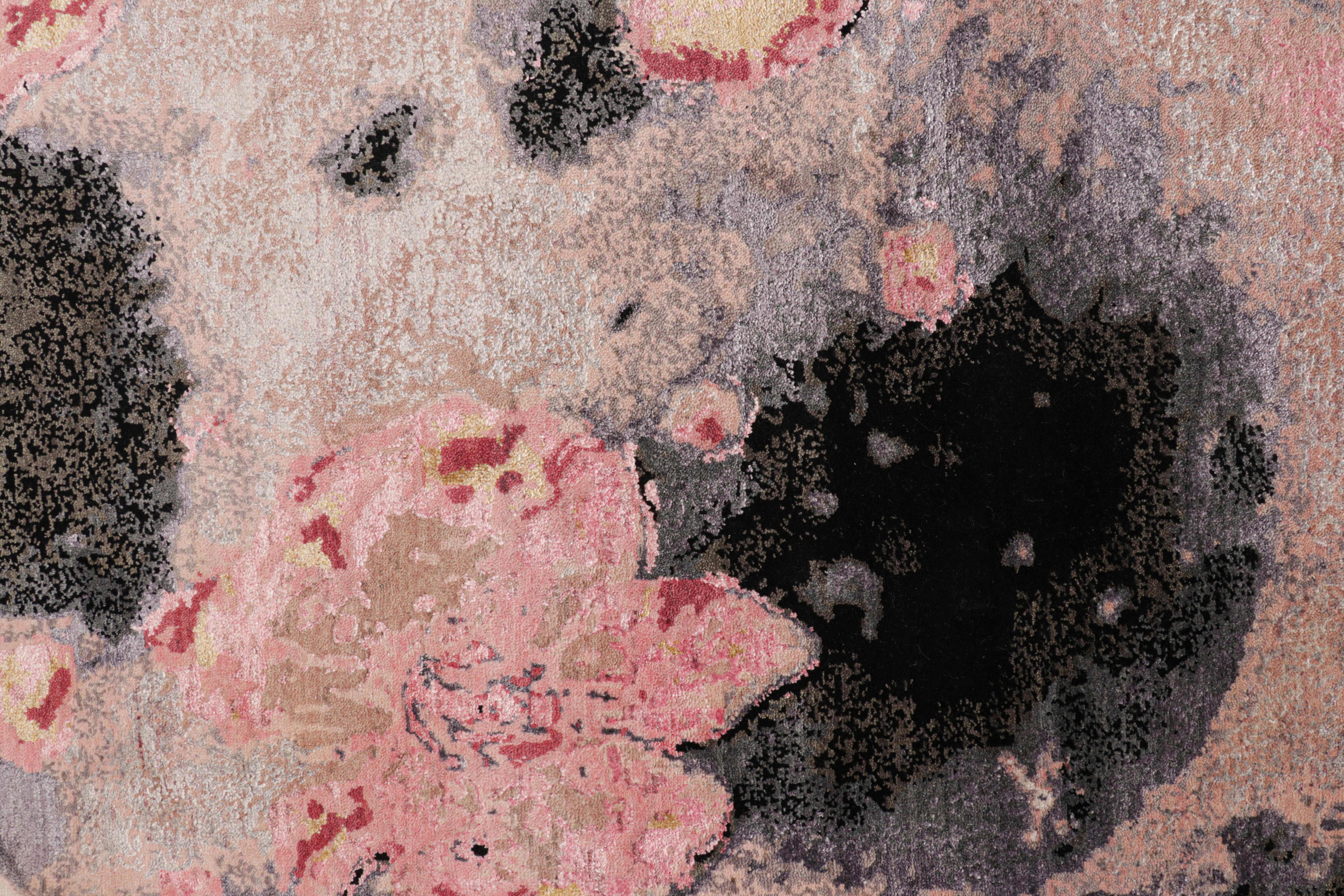 Alfombra circular abstracta de Rug & Kilim con motivos pintados en rosa y gris Moderno en venta