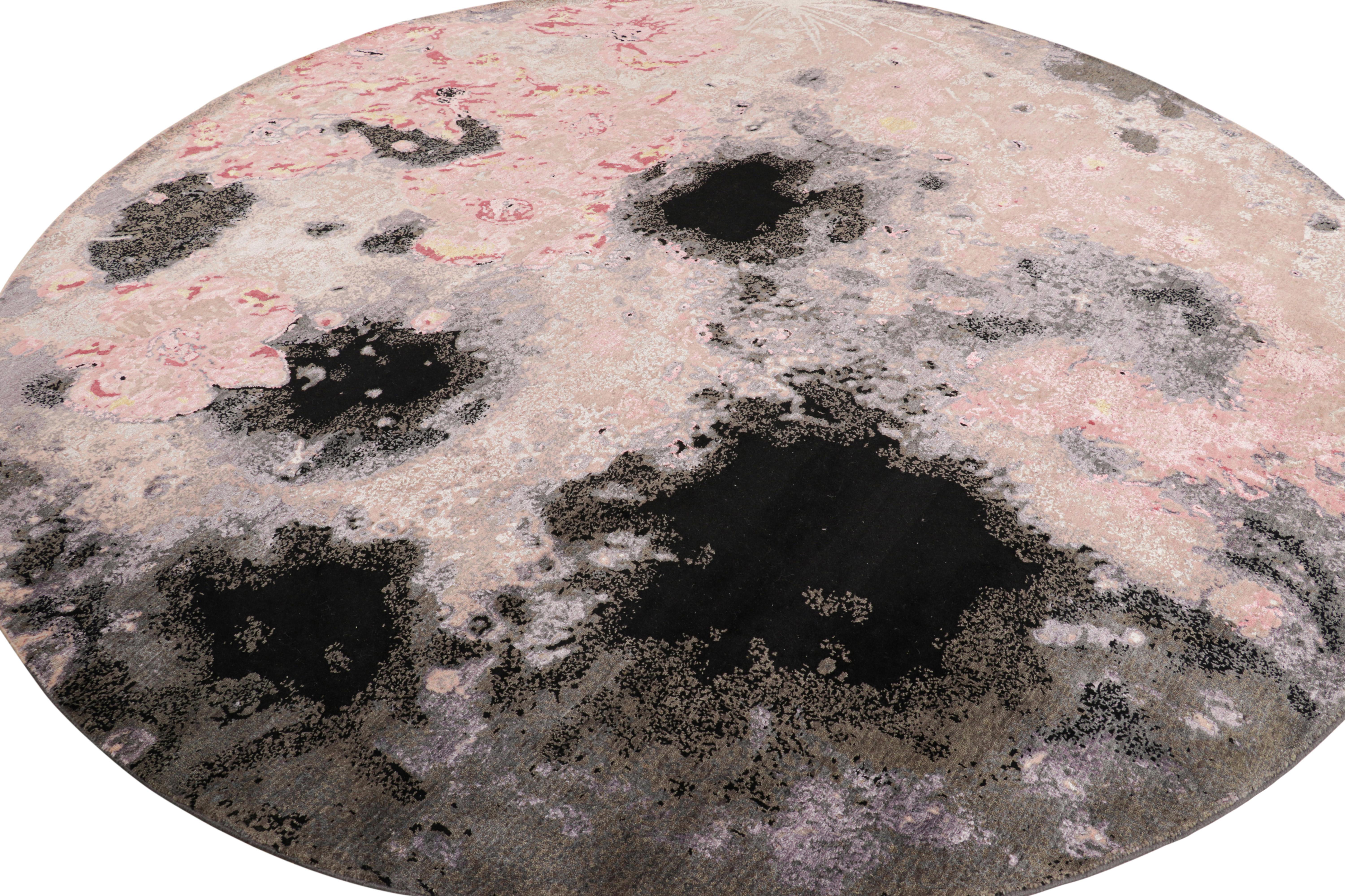 Alfombra circular abstracta de Rug & Kilim con motivos pintados en rosa y gris Indio en venta