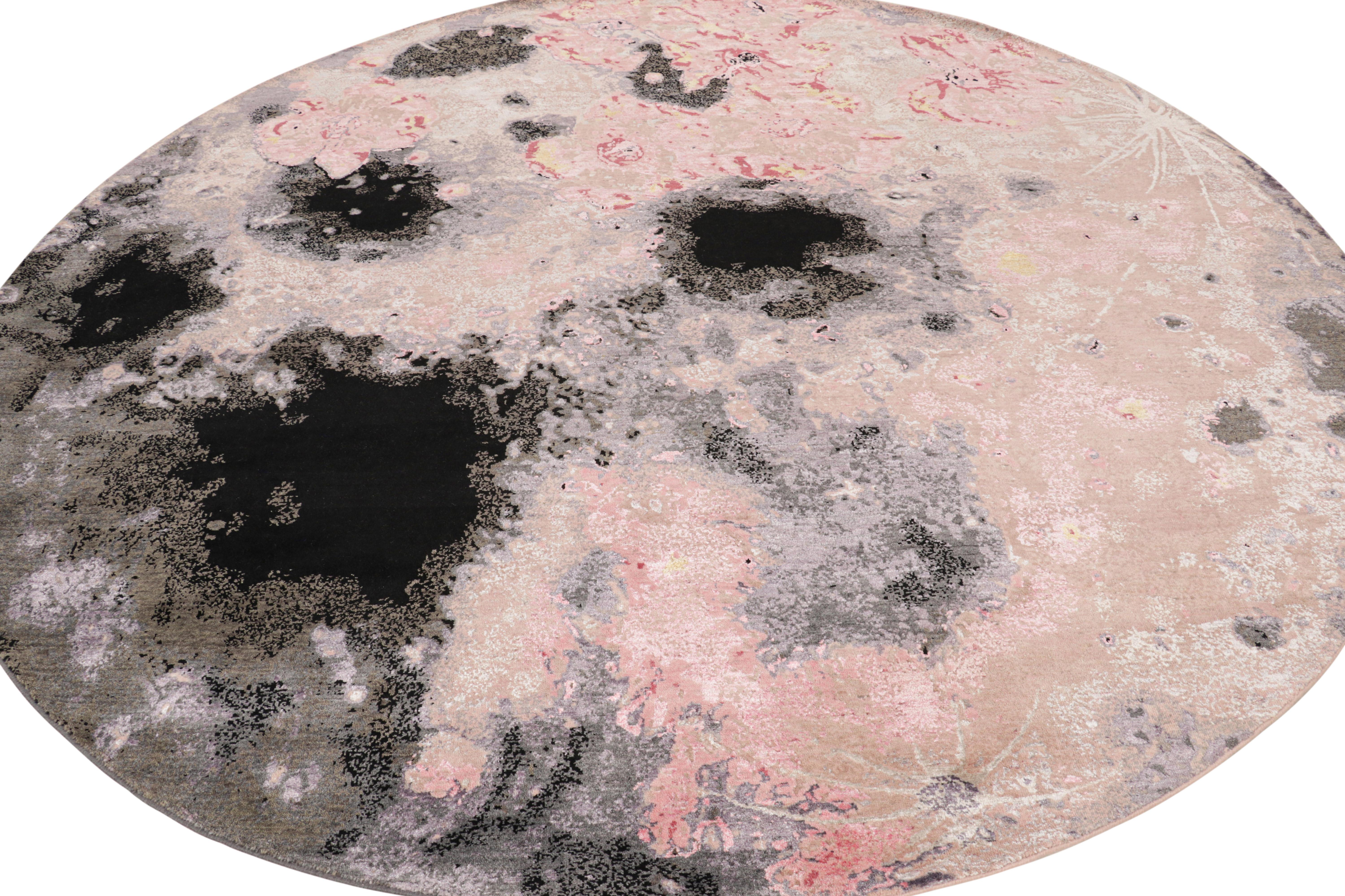 Alfombra circular abstracta de Rug & Kilim con motivos pintados en rosa y gris Anudado a mano en venta