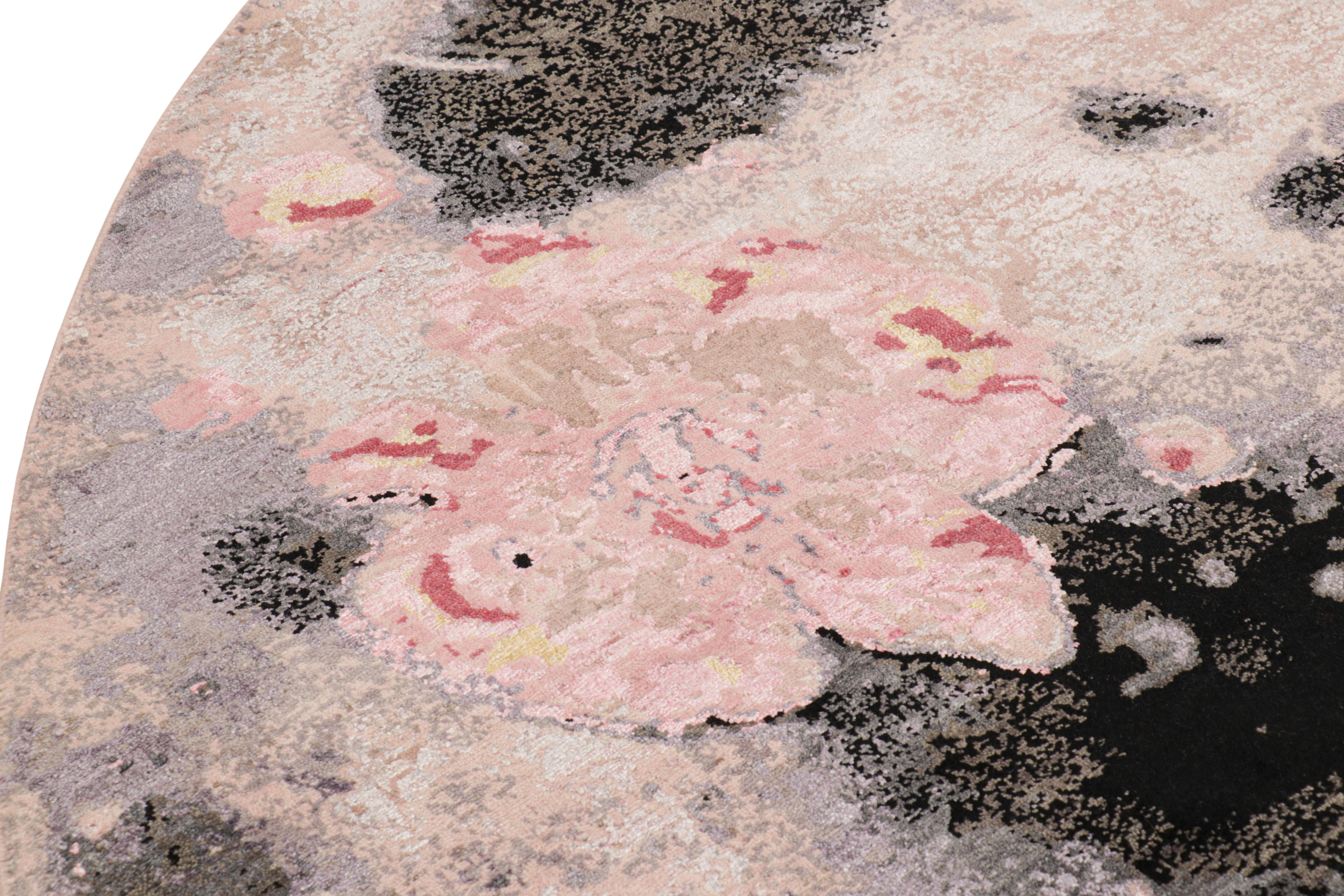 Alfombra circular abstracta de Rug & Kilim con motivos pintados en rosa y gris en Nuevo estado para la venta en Long Island City, NY
