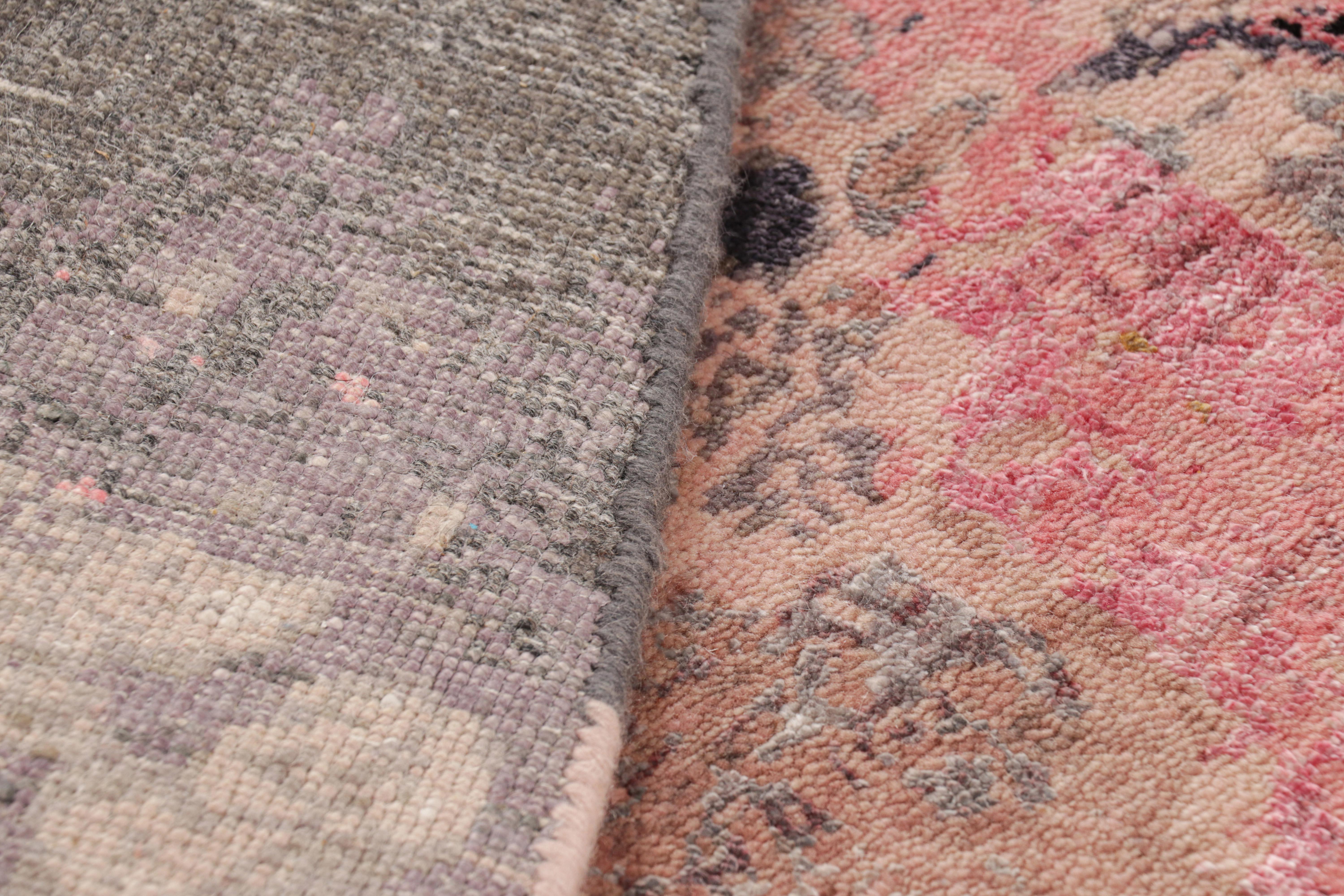 Alfombra circular abstracta de Rug & Kilim con motivos pintados en rosa y gris Siglo XXI y contemporáneo en venta