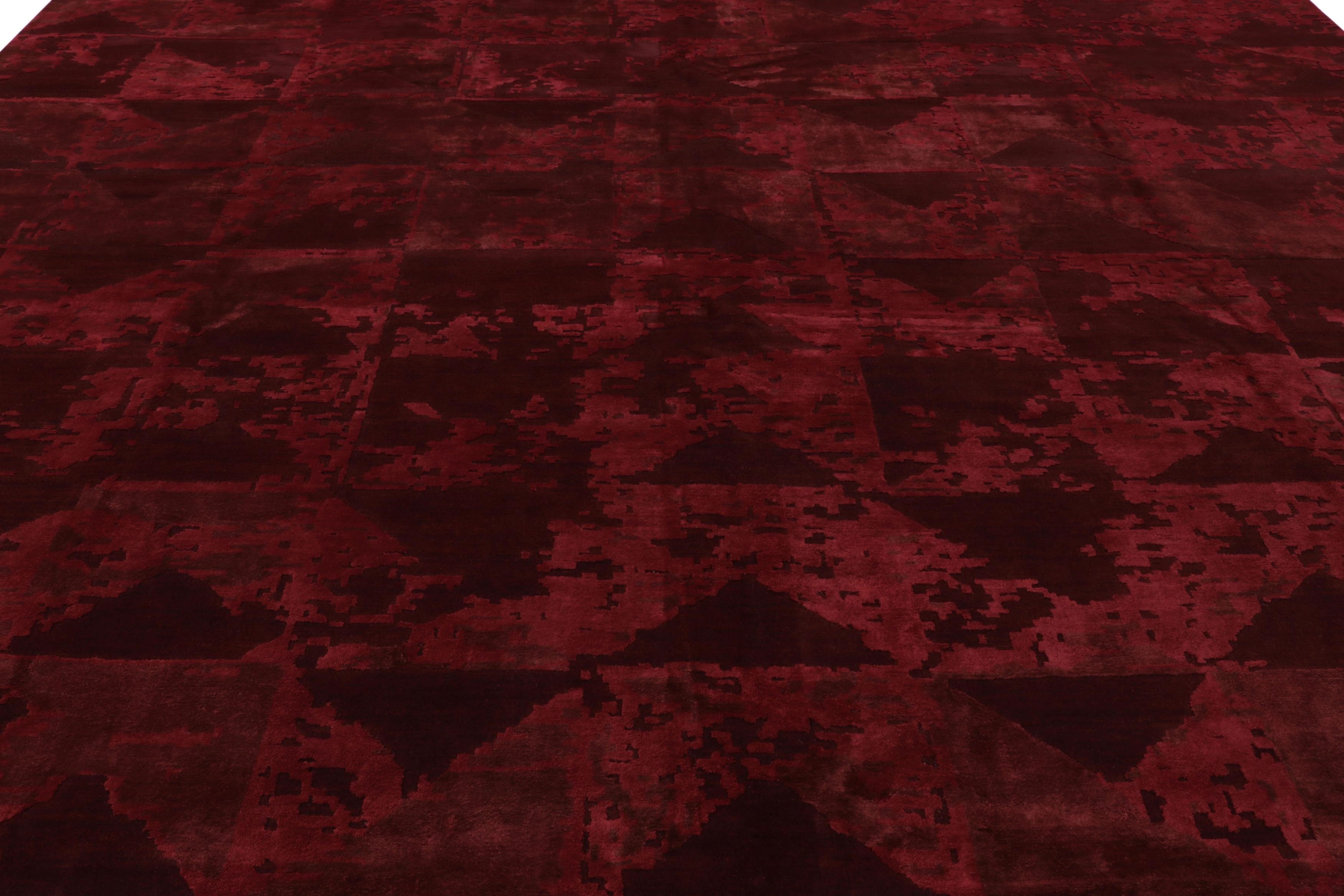 Moderno Rug & Kilim è un tappeto astratto personalizzato in un ricco borgogna tono su tono, con geometrie attenuate in vendita