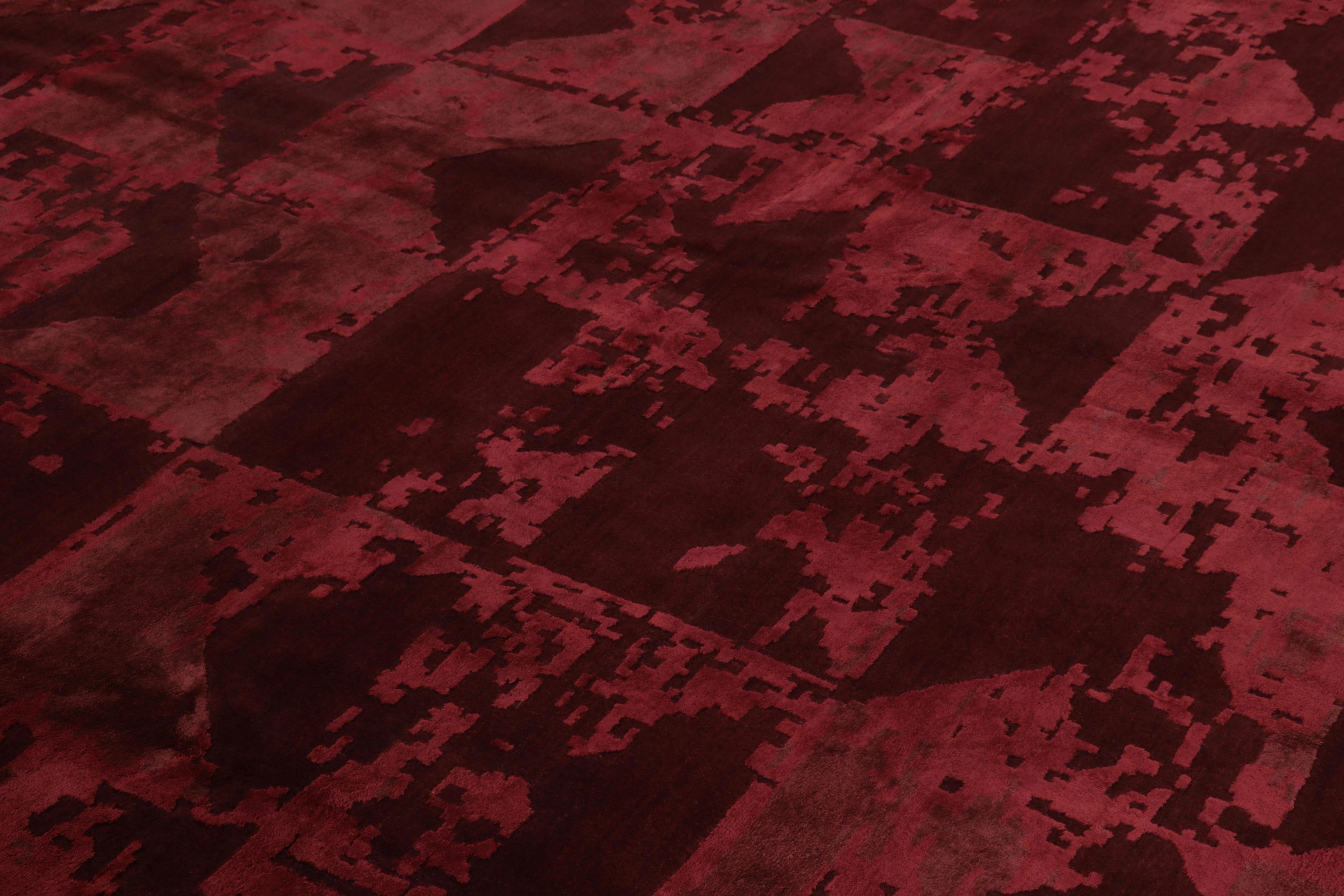 Indiano Rug & Kilim è un tappeto astratto personalizzato in un ricco borgogna tono su tono, con geometrie attenuate in vendita